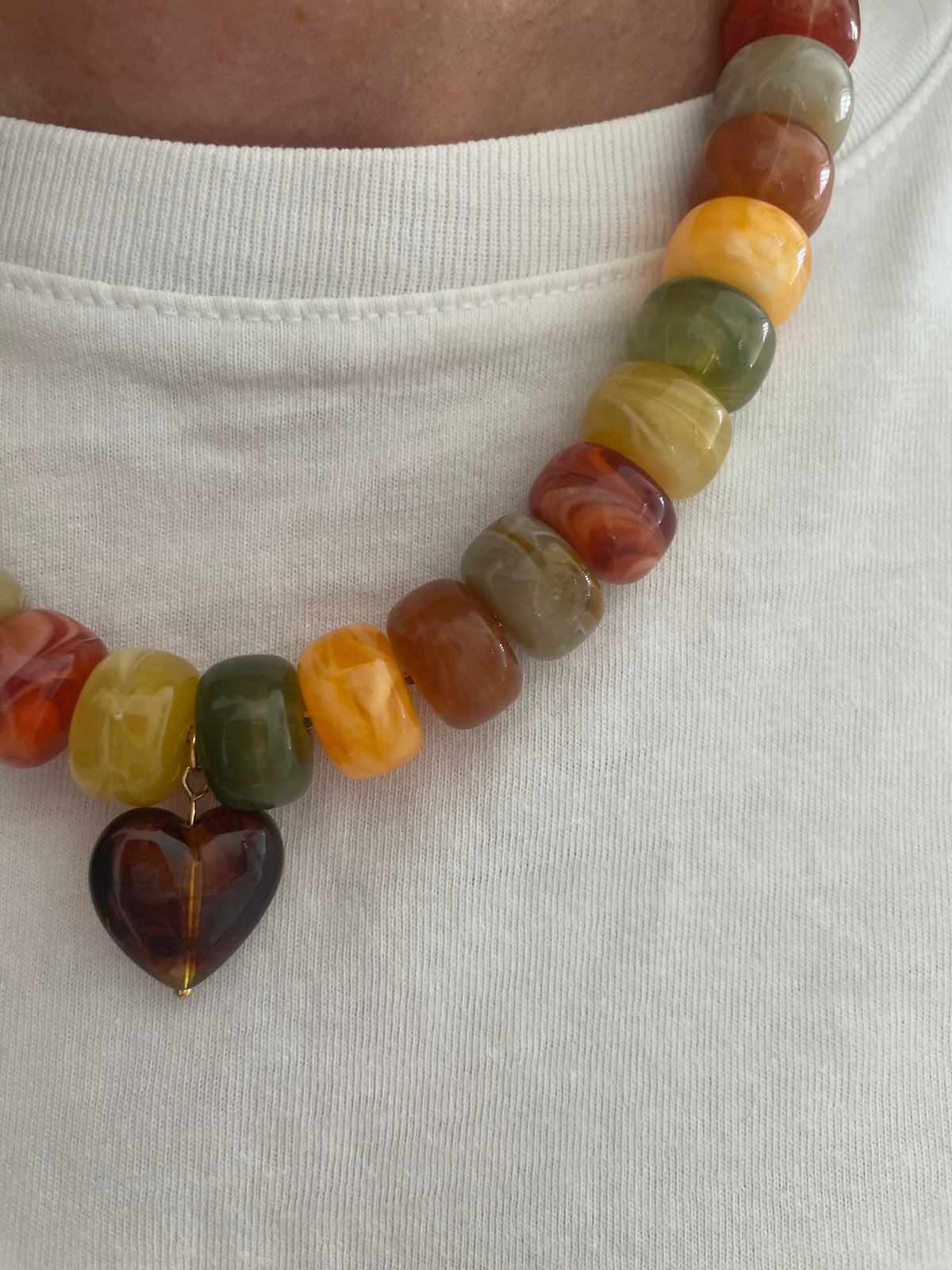 Collier New Paloma – Cœur résine et perles acrylique