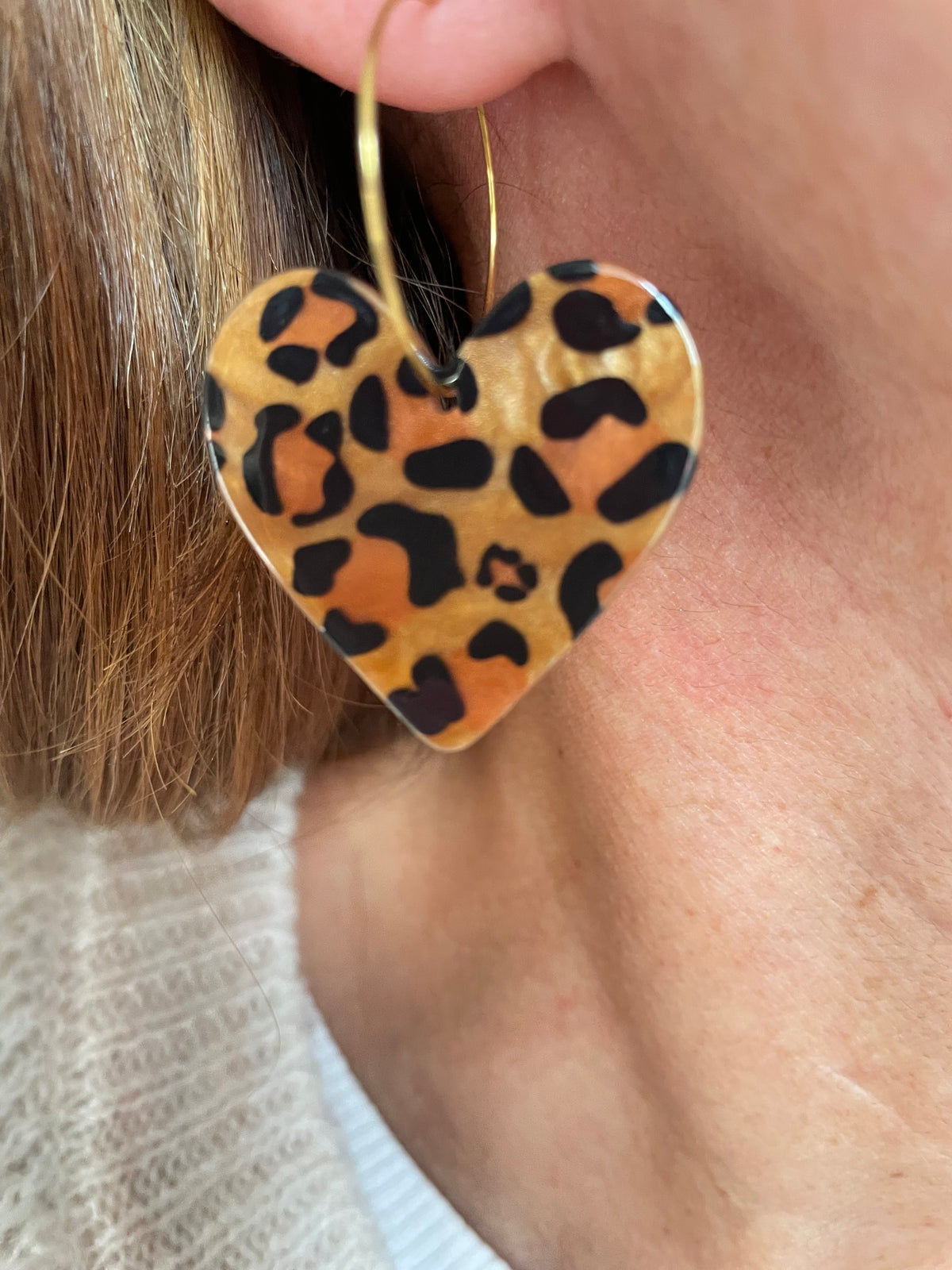 Alexis – Créoles Cœur Résine Motif Léopard | Julaè Bijoux