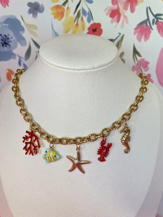 Collier Tropical – Pendentifs Exotiques Laiton, Acier & Résine Doré