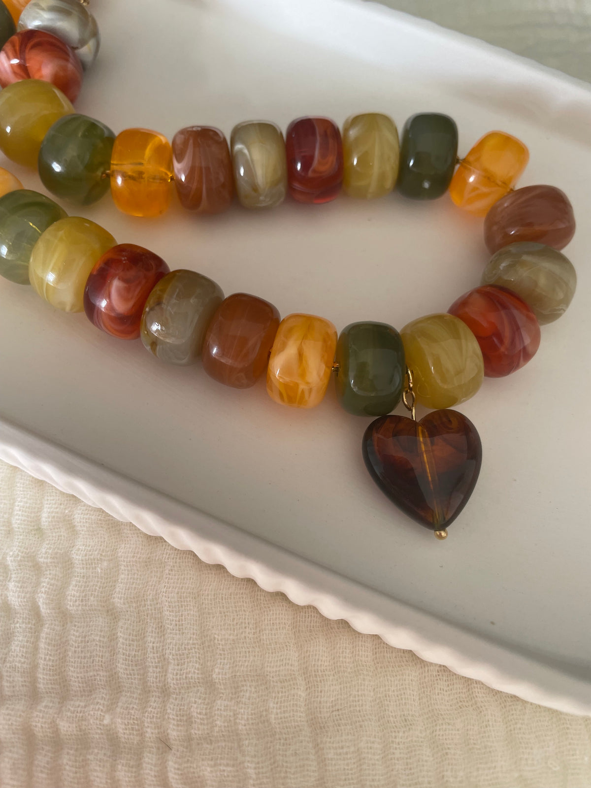 Collier New Paloma – Cœur résine et perles acrylique