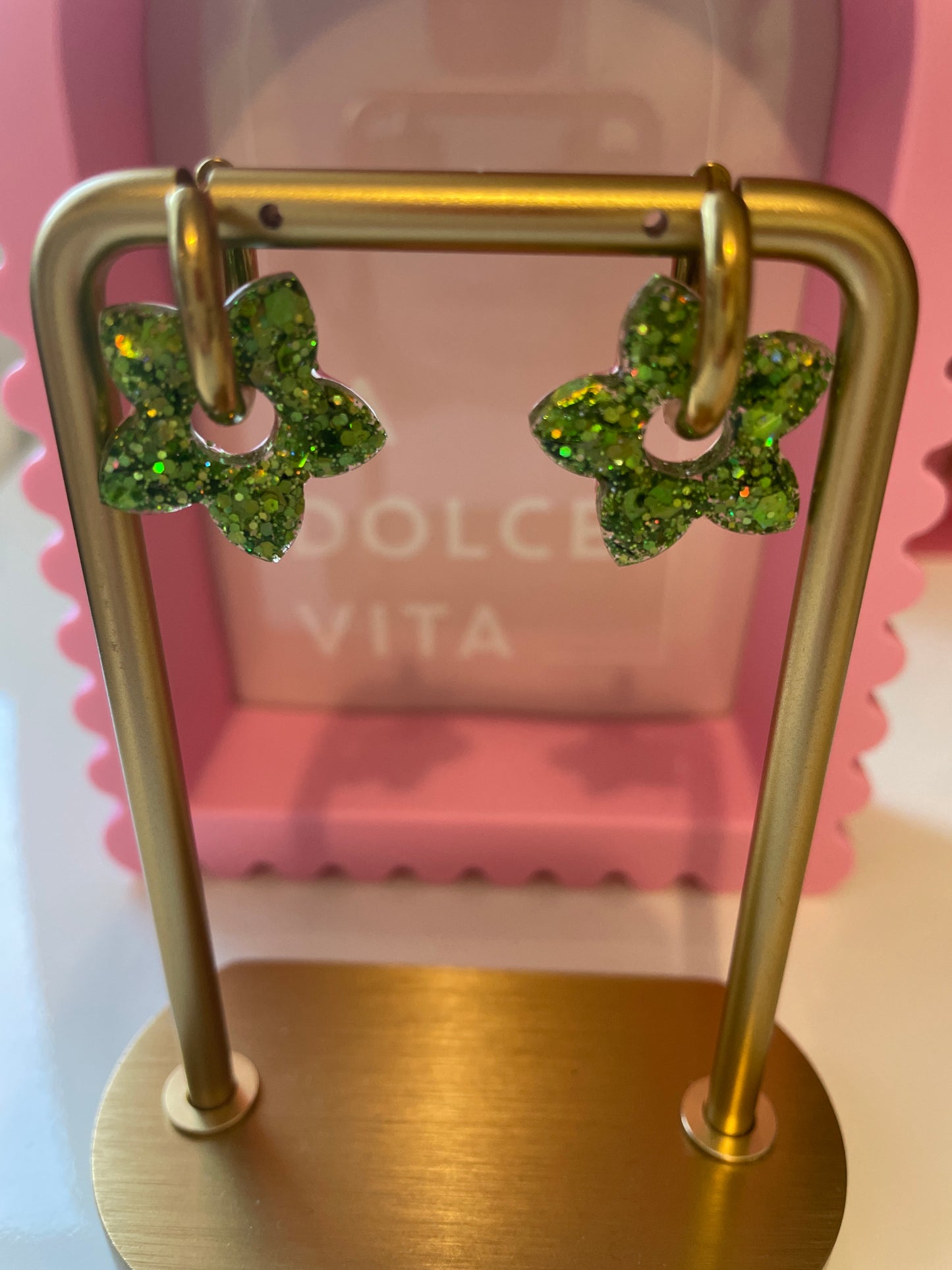 Alma – Boucles d'oreilles Fleur de Tiaré Résine & Paillettes