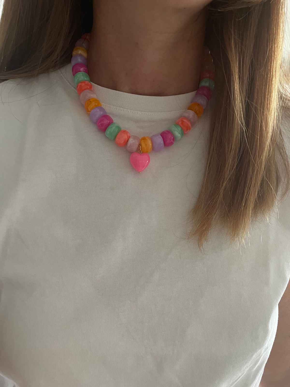 Collier New Paloma – Cœur résine et perles acrylique