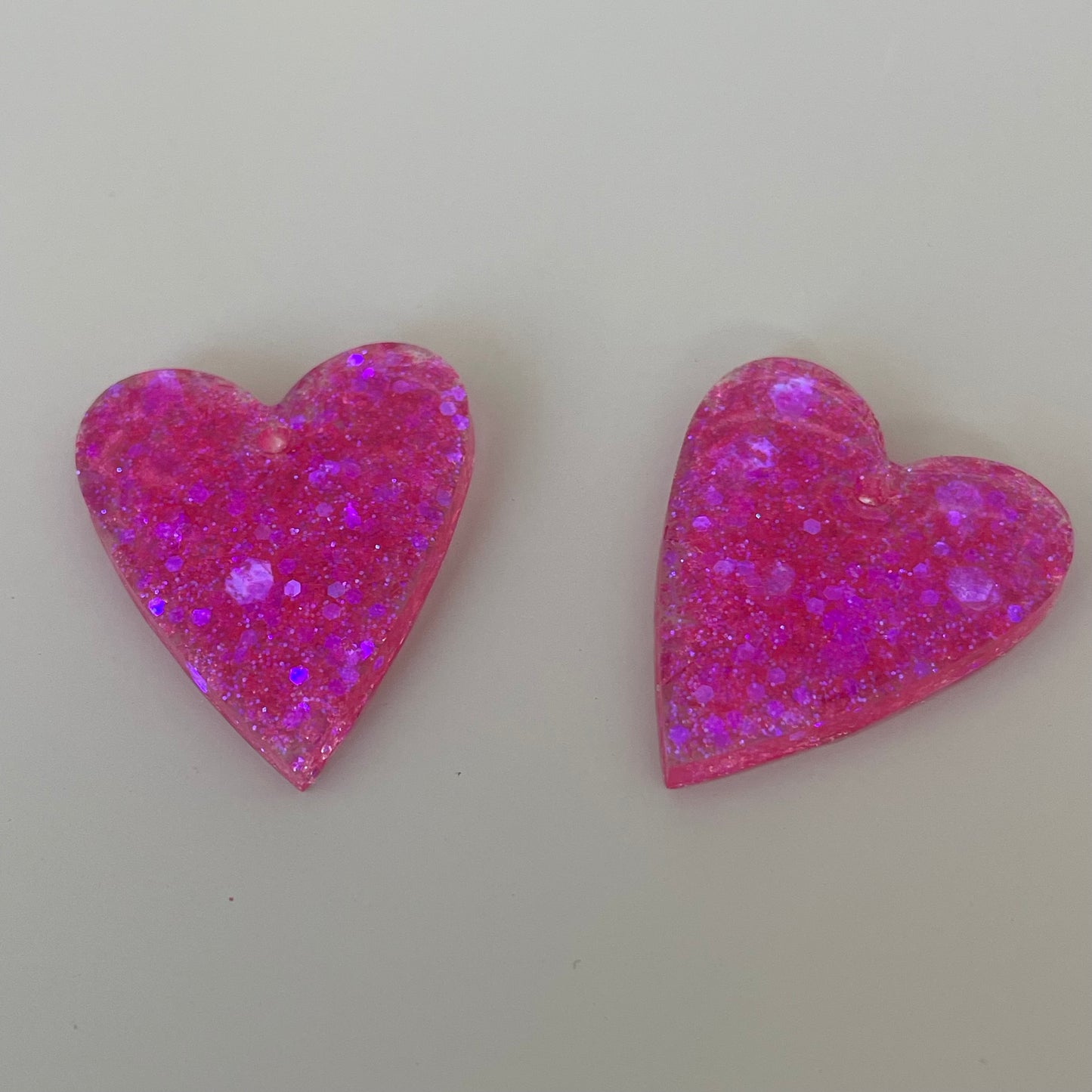Louise – Boucles d'oreilles Cœur Résine & Paillettes