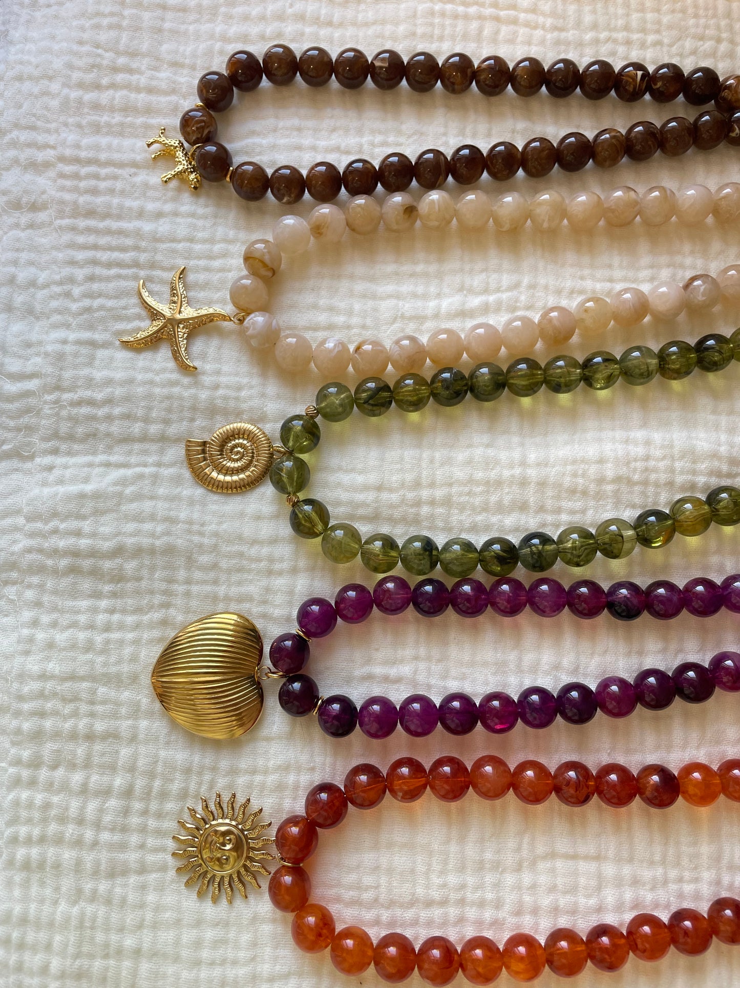 Collier Aventure – 5 variantes-Perles Acryliques Marbrées & Pendentifs Laiton Doré