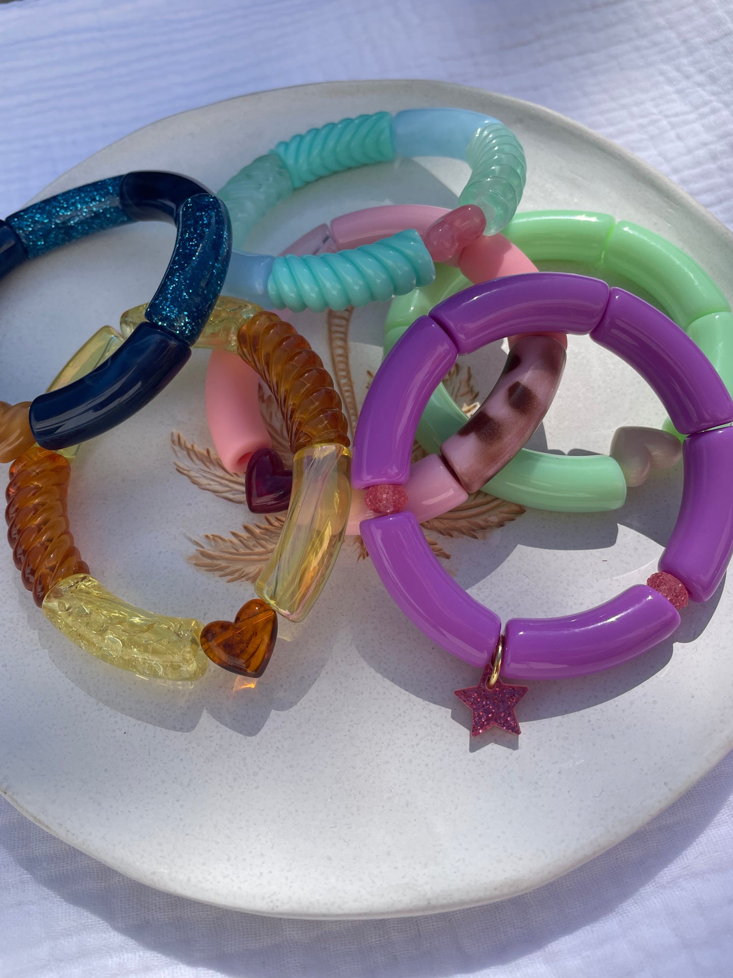Fantasia – Bracelet Élastique Perles Acryliques & Cœur Résine