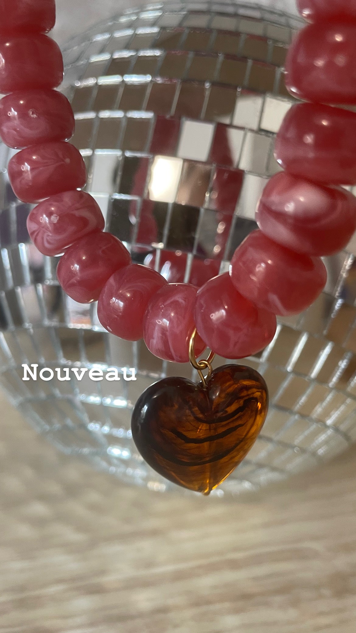 Collier Charlie - perles marbrées et cœur en résine