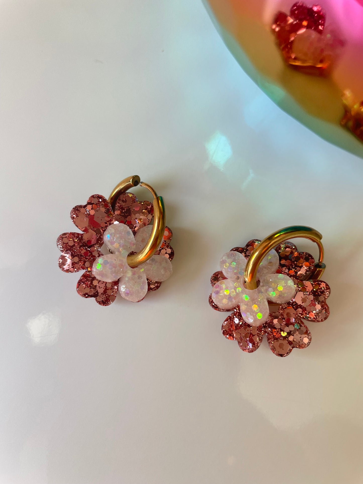 Carmen – Créoles Fleurs en Résine Faites Main | Julaè Bijoux