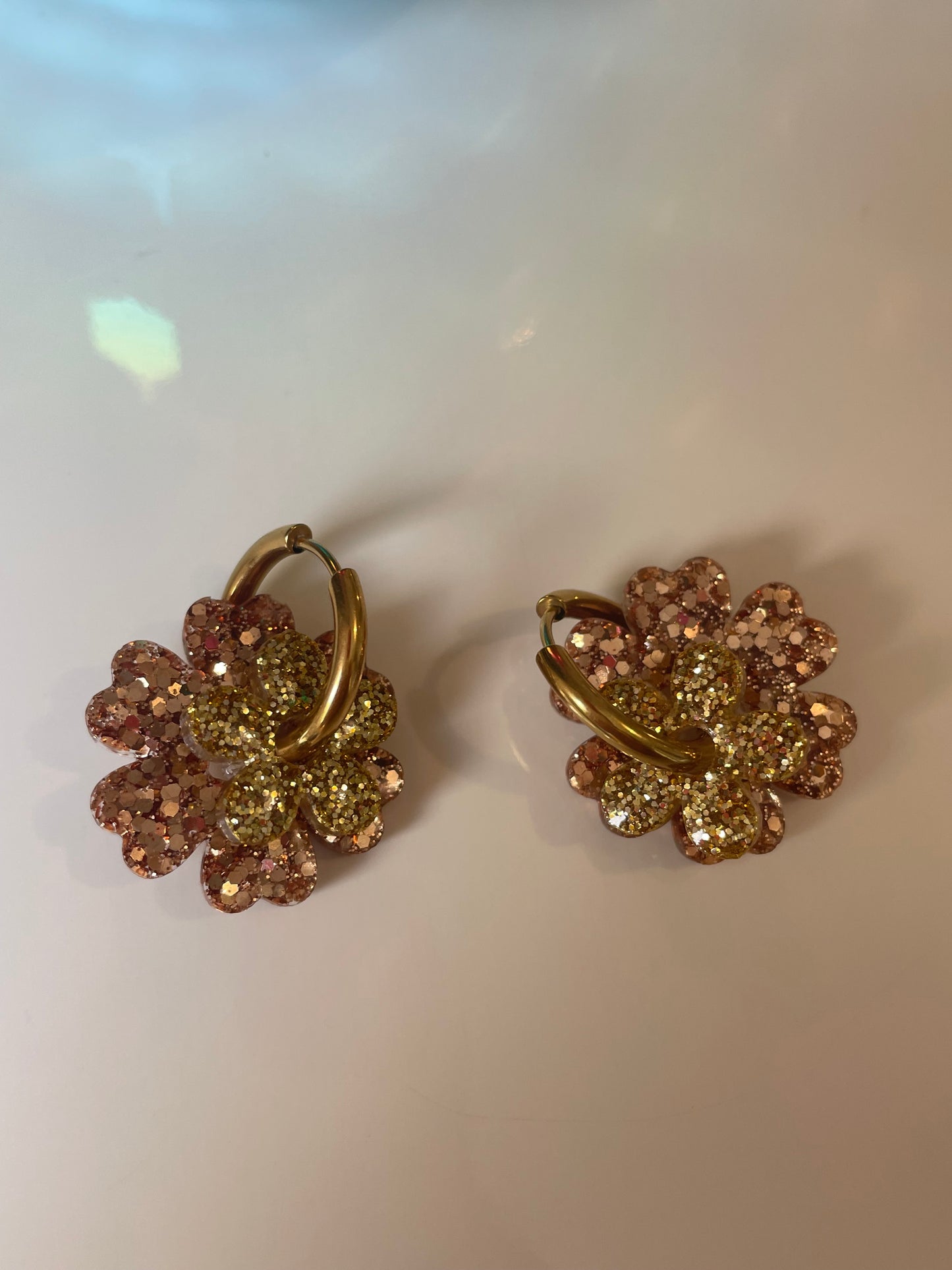 Carmen – Créoles Fleurs en Résine Faites Main | Julaè Bijoux