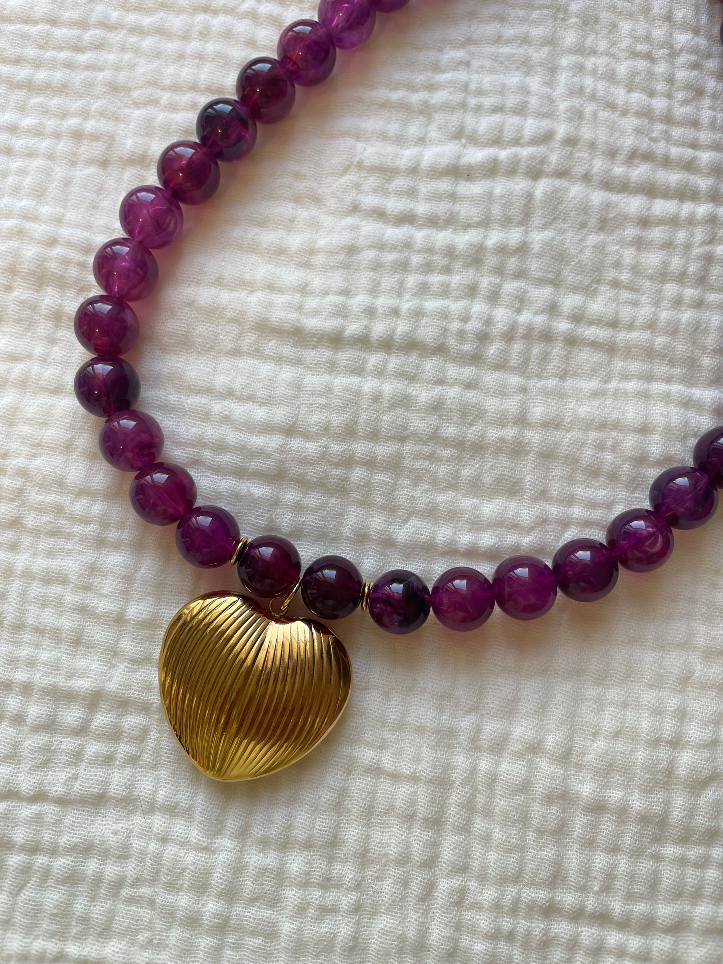 Collier Aventure – 5 variantes-Perles Acryliques Marbrées & Pendentifs Laiton Doré