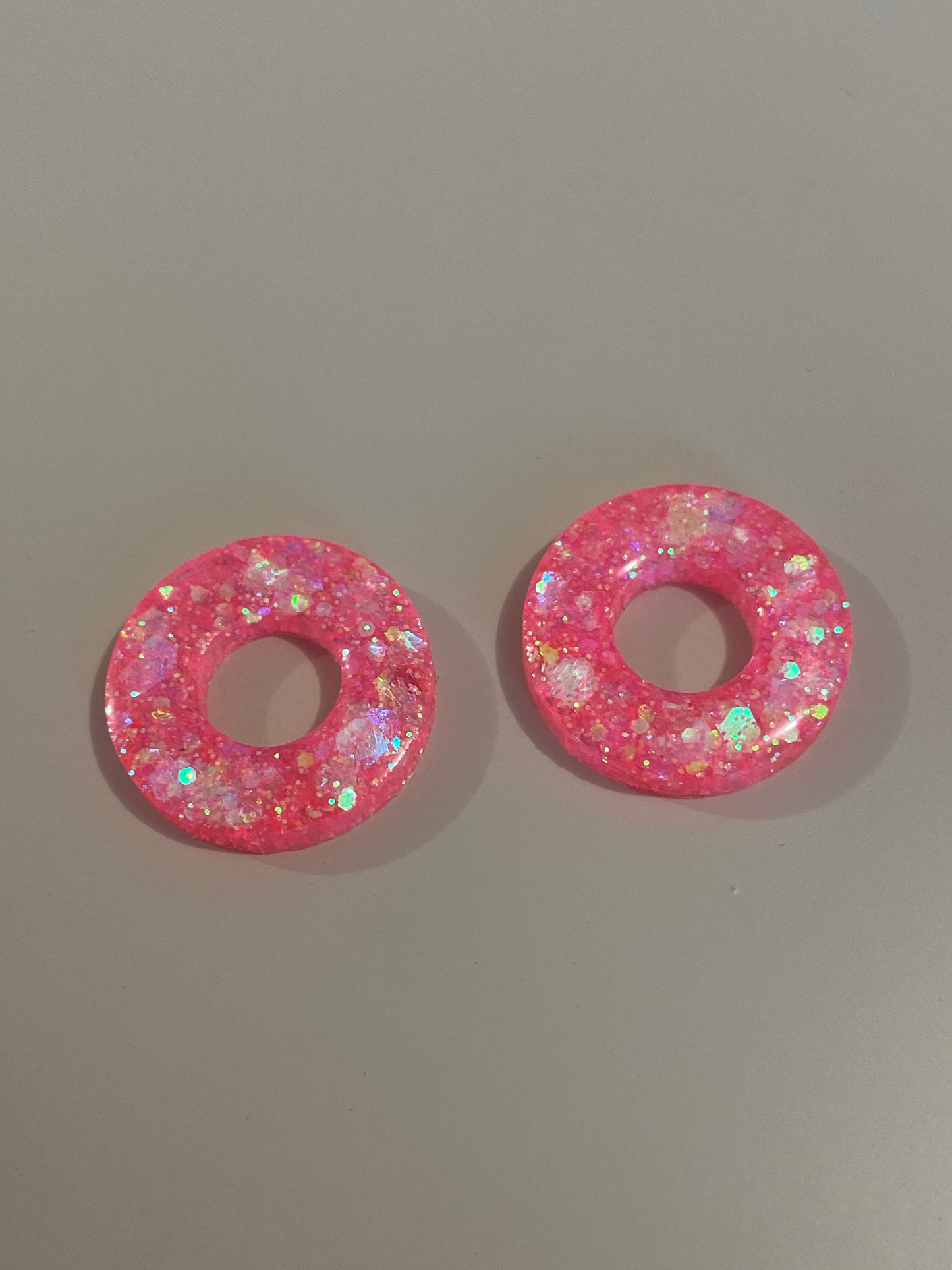 Bridget – Boucles d'oreilles Créoles Dorées & Paillettes