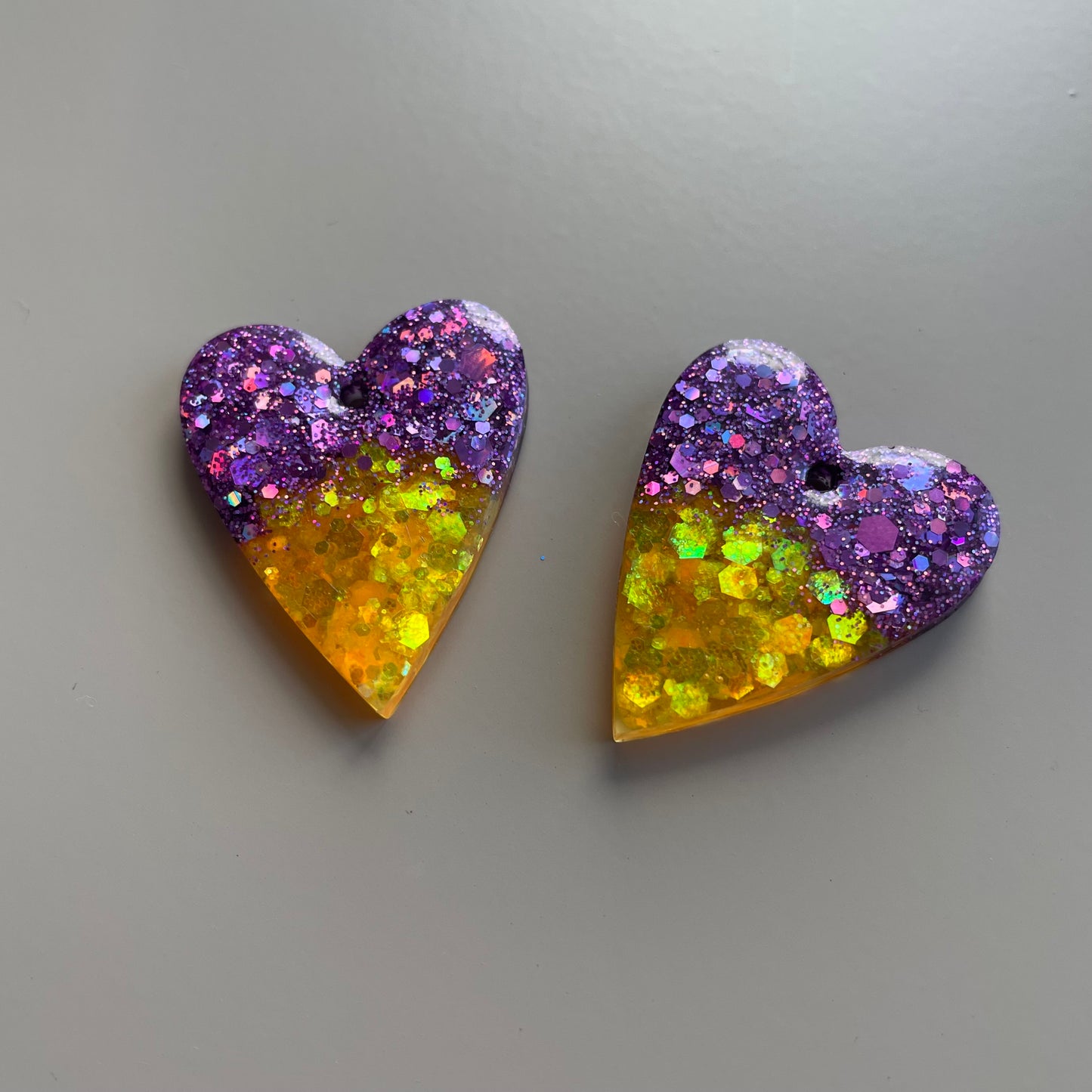 Louise – Boucles d'oreilles Cœur Résine & Paillettes