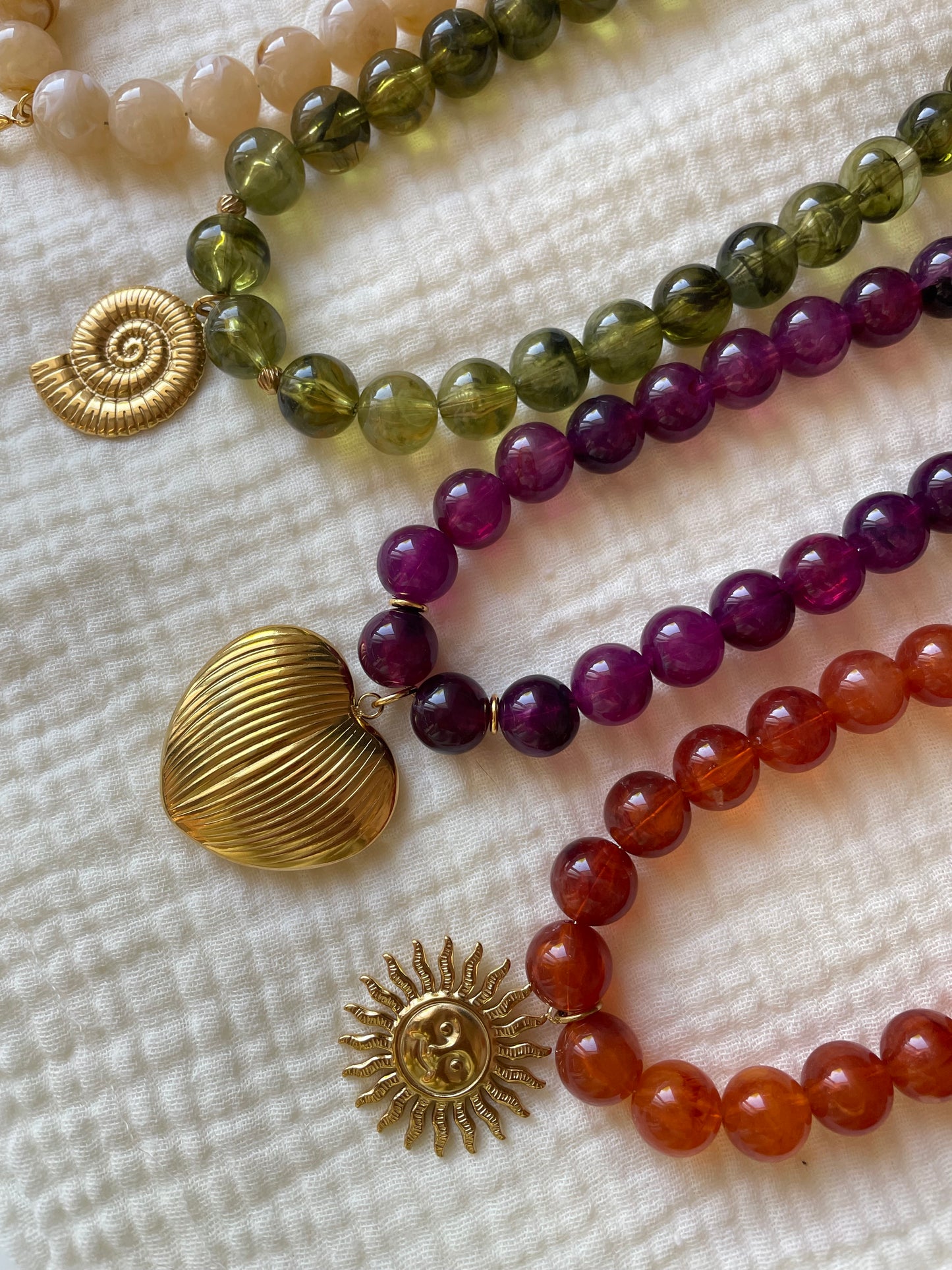 Collier Aventure – 5 variantes-Perles Acryliques Marbrées & Pendentifs Laiton Doré