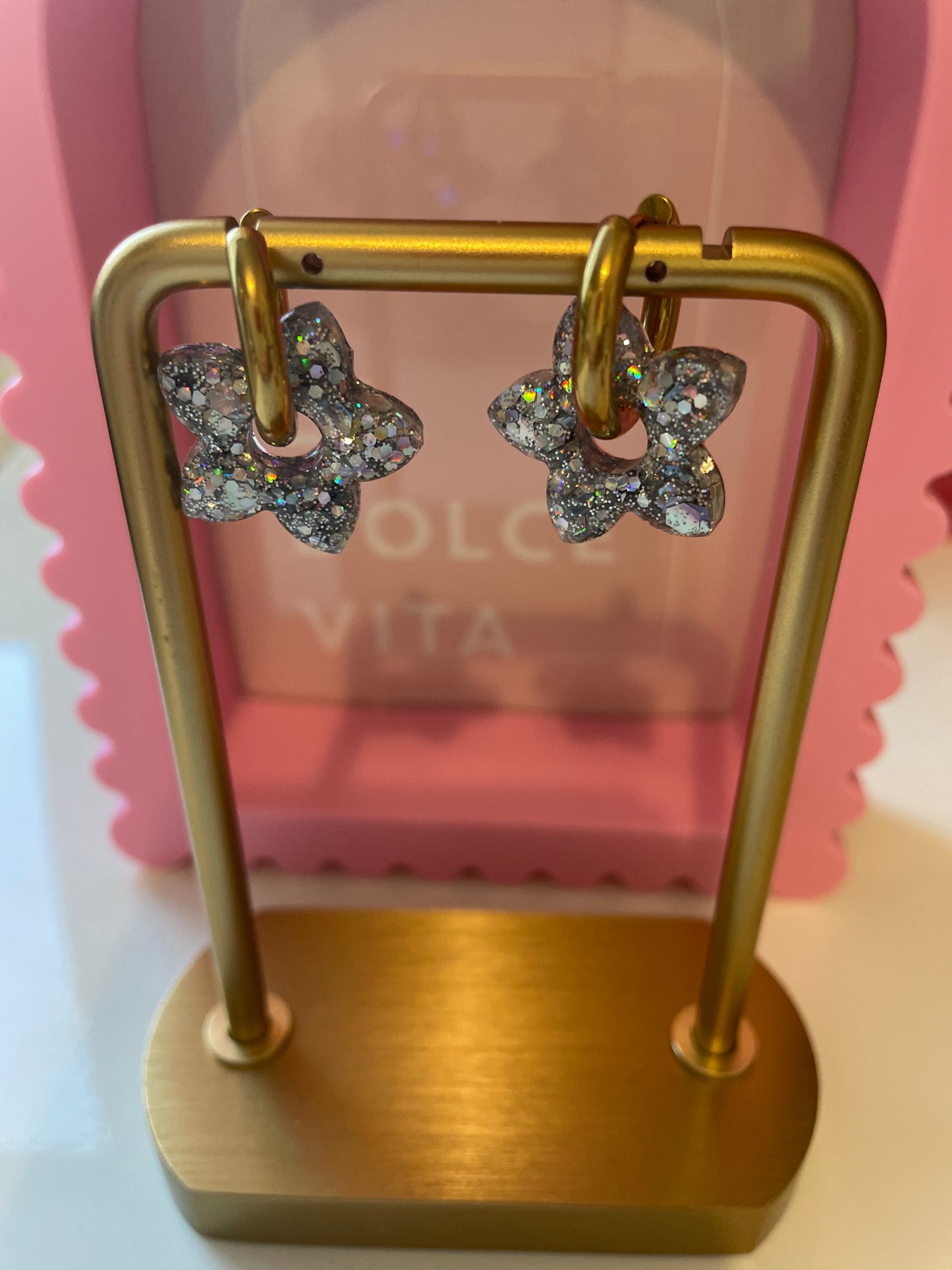 Alma – Boucles d'oreilles Fleur de Tiaré Résine & Paillettes