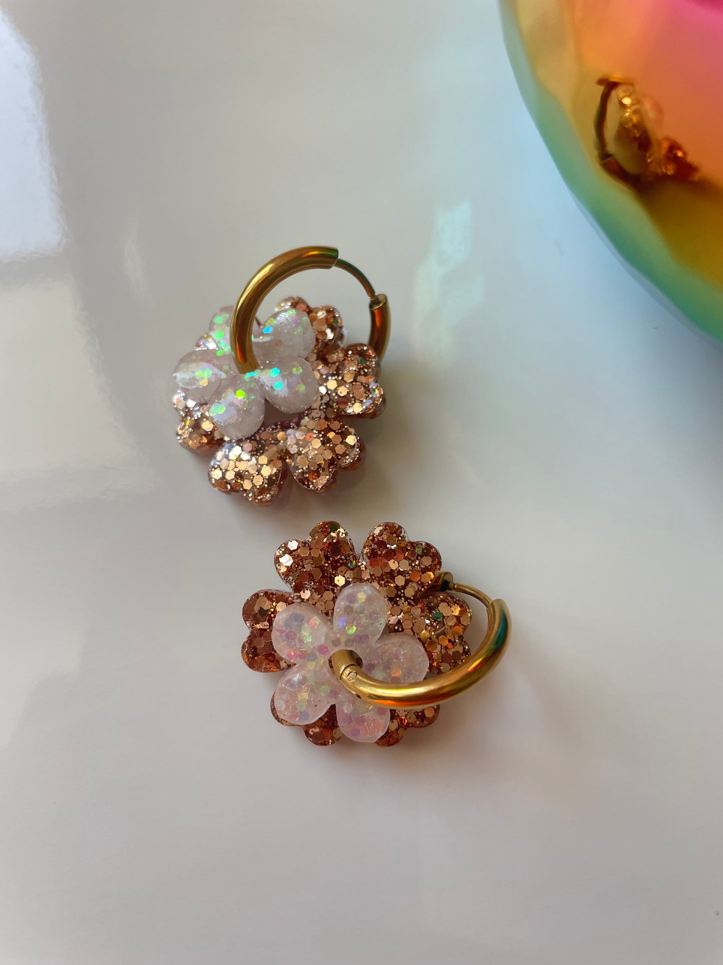 Carmen – Créoles Fleurs en Résine Faites Main | Julaè Bijoux