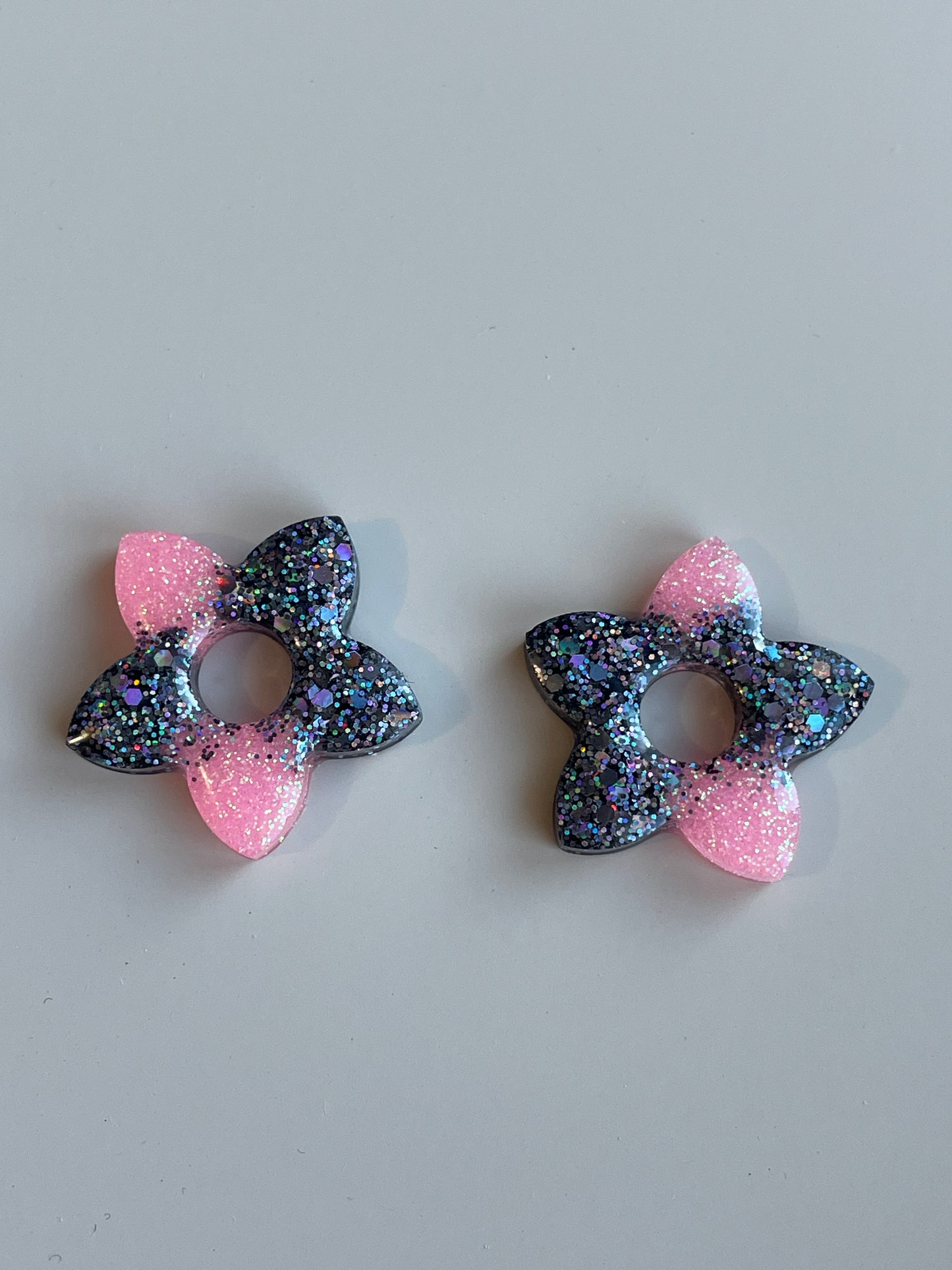 Alma – Boucles d'oreilles Fleur de Tiaré Résine & Paillettes