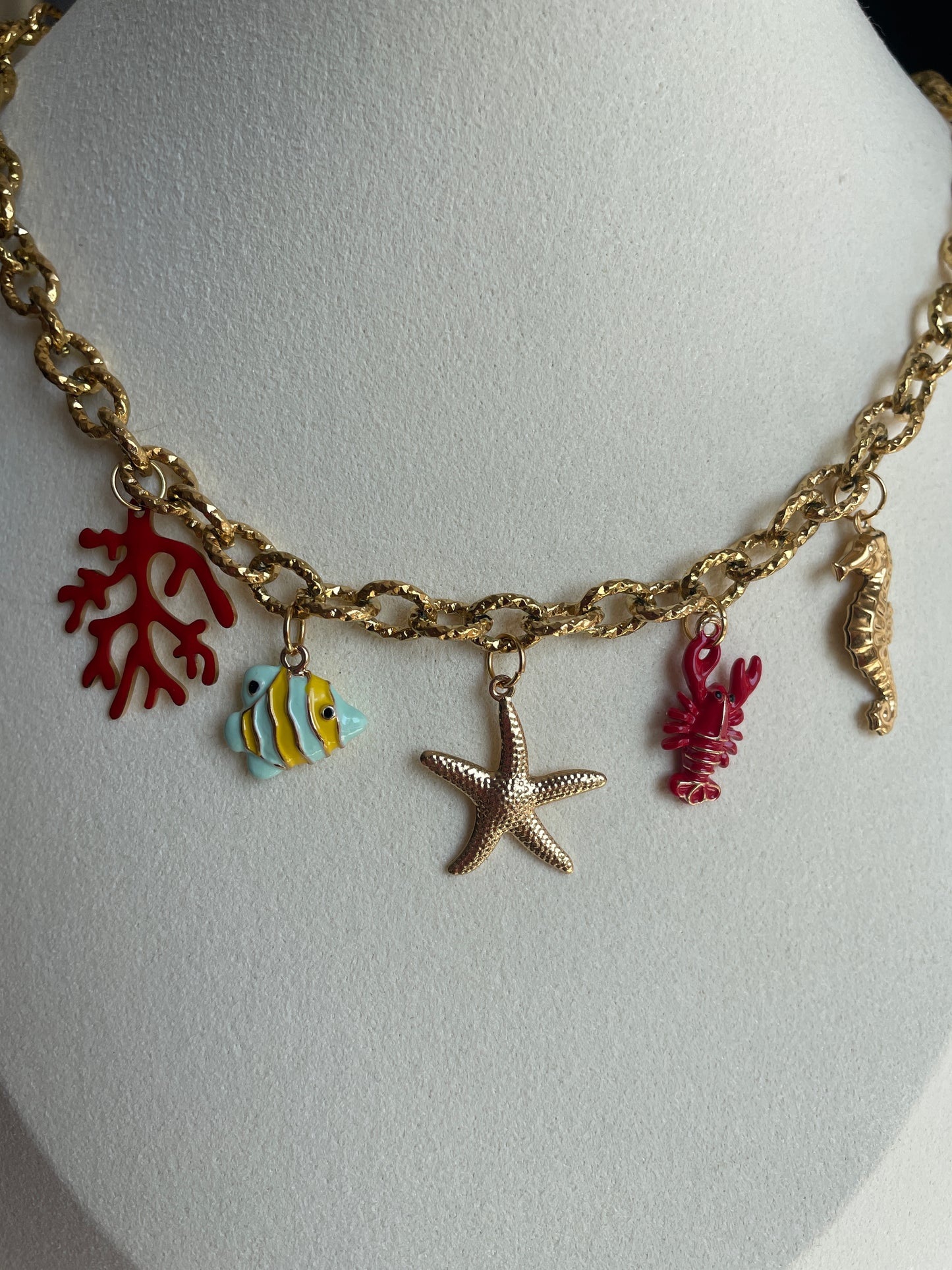 Collier Tropical – Pendentifs Exotiques Laiton, Acier & Résine Doré