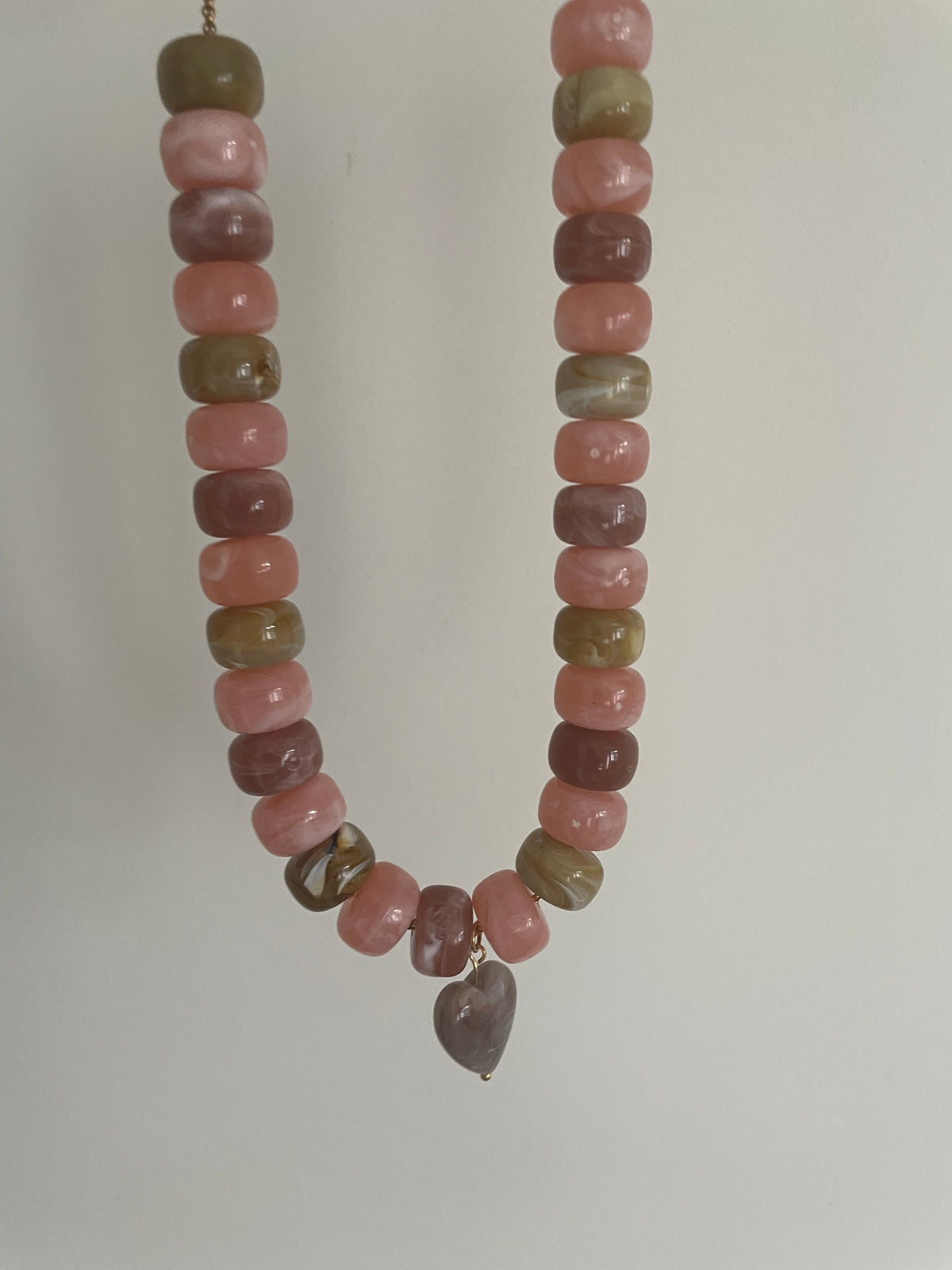 Collier New Paloma – Cœur résine et perles acrylique
