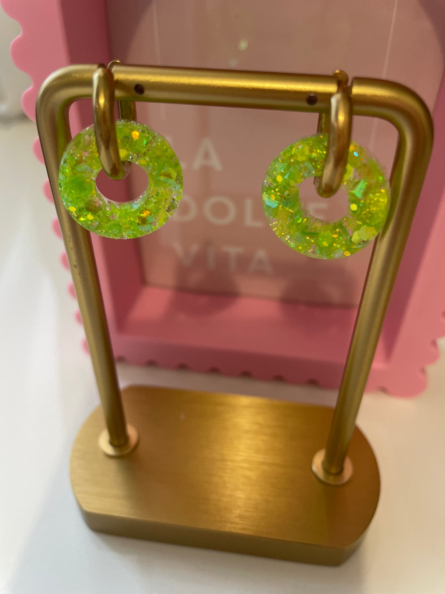 Bridget – Boucles d'oreilles Créoles Dorées & Paillettes