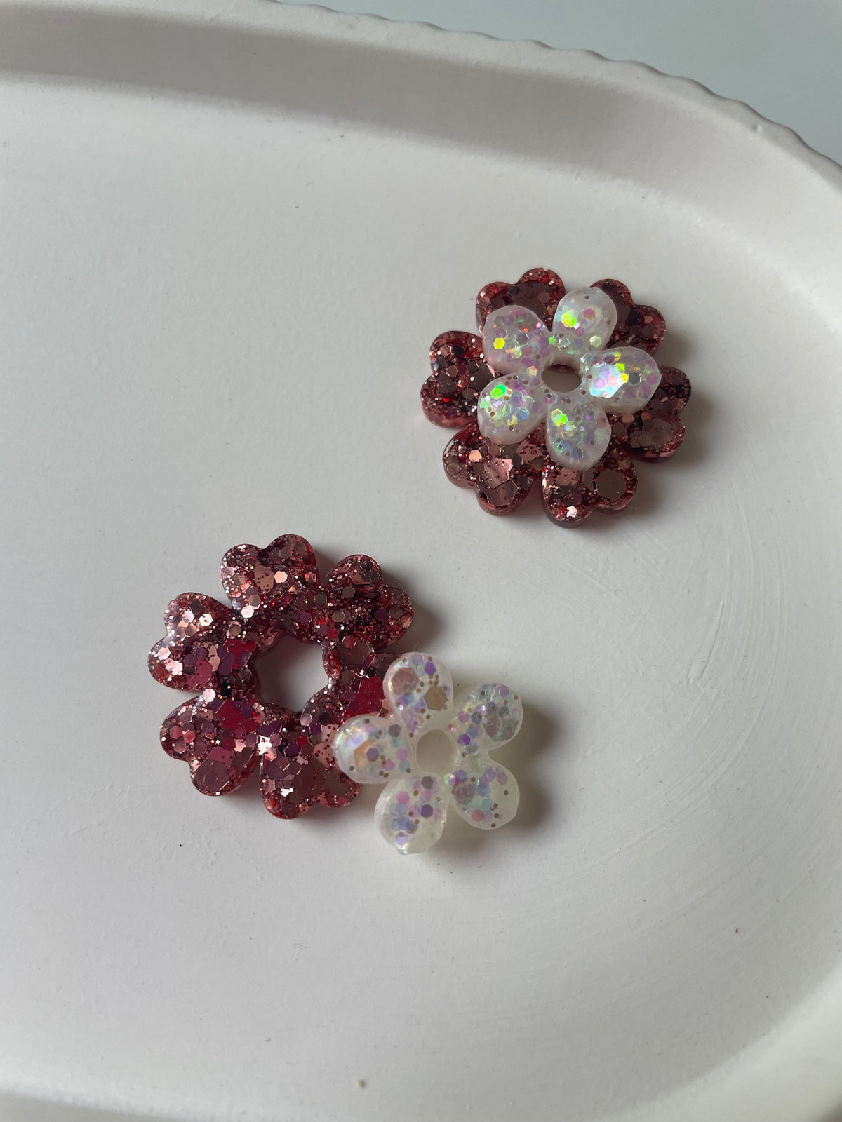 Carmen – Créoles Fleurs en Résine Faites Main | Julaè Bijoux