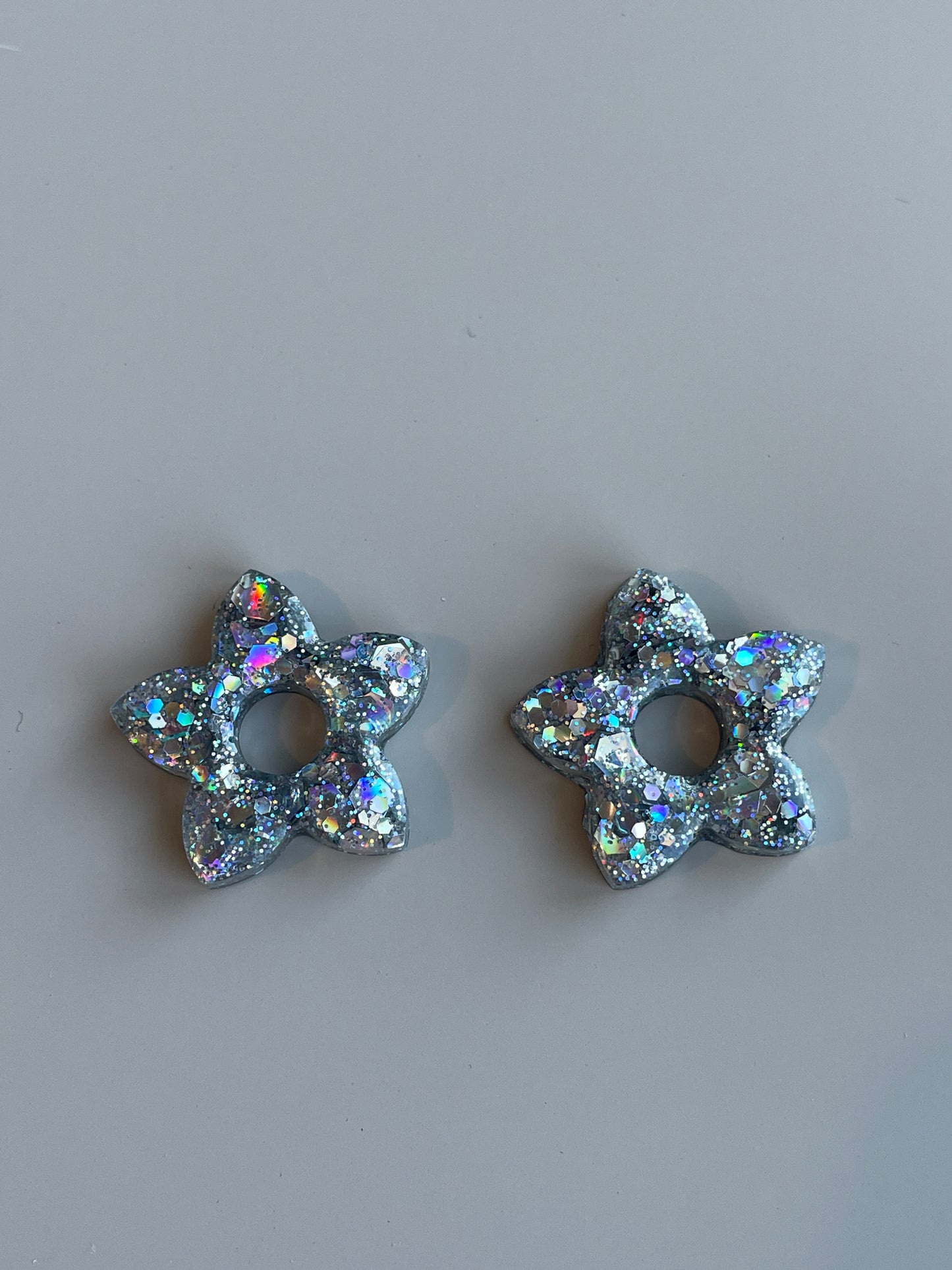 Alma – Boucles d'oreilles Fleur de Tiaré Résine & Paillettes