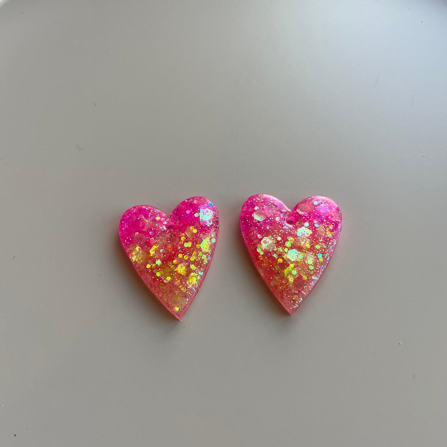 Louise – Boucles d'oreilles Cœur Résine & Paillettes
