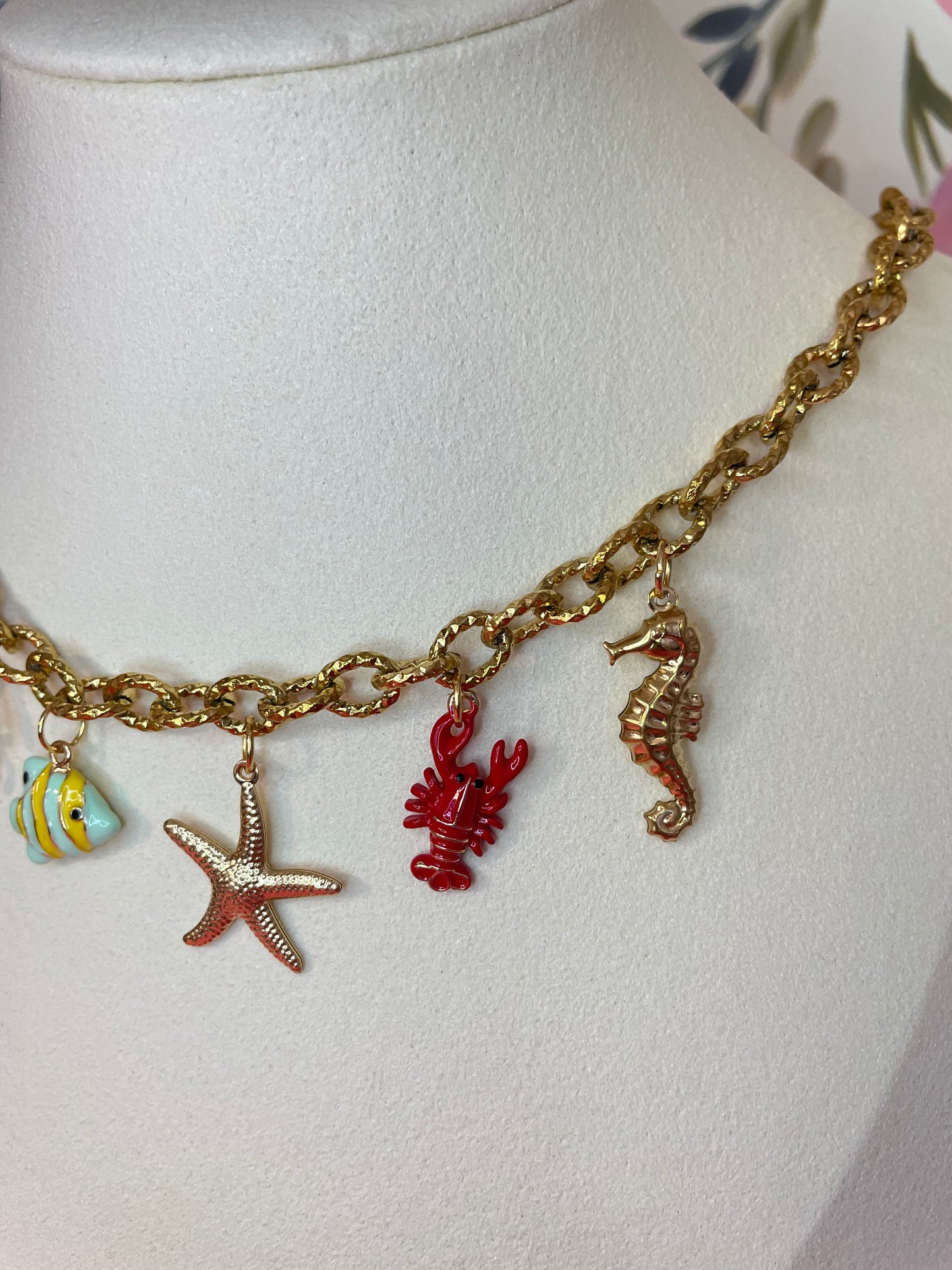 Collier Tropical – Pendentifs Exotiques Laiton, Acier & Résine Doré