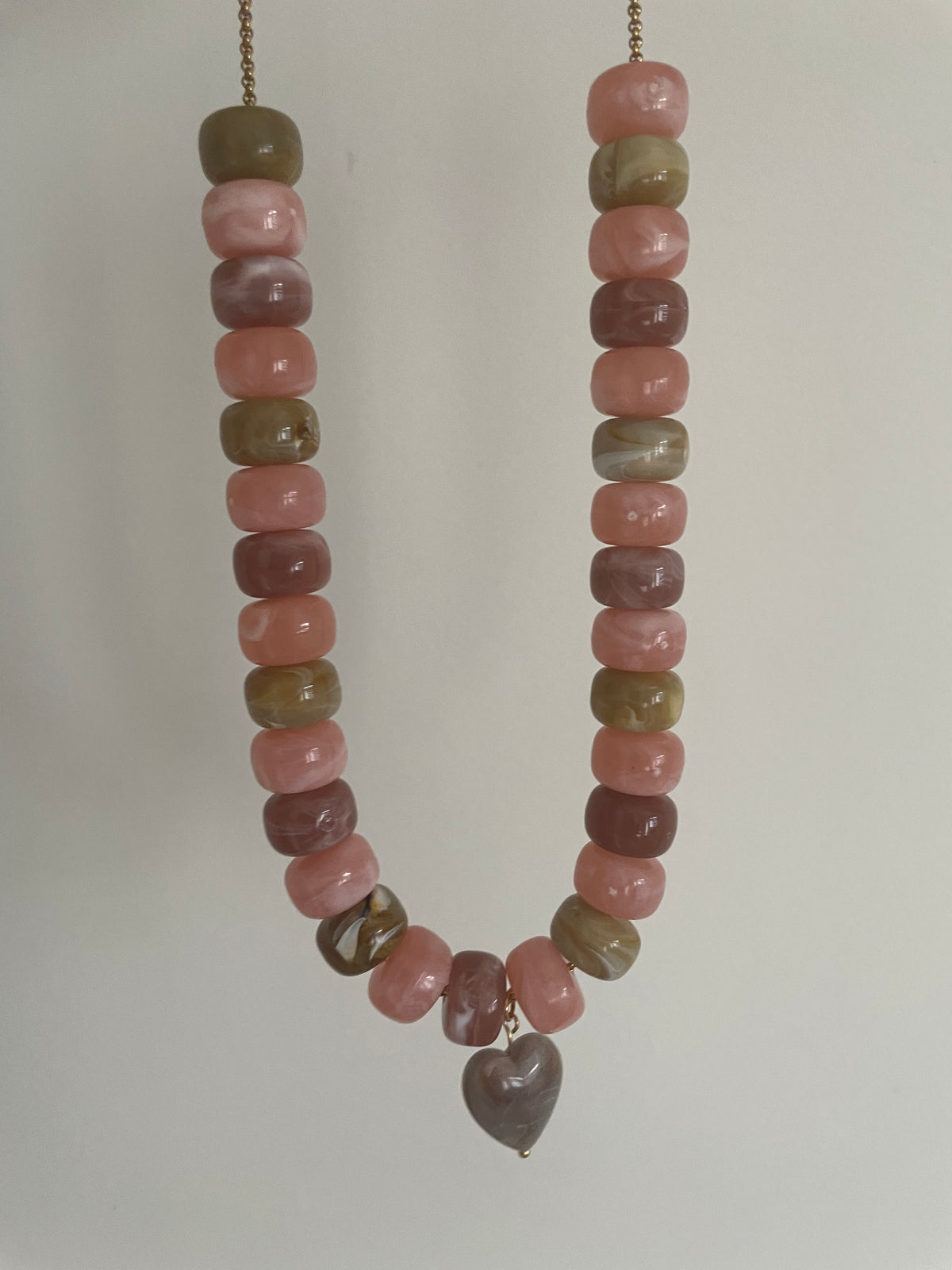Collier New Paloma – Cœur résine et perles acrylique