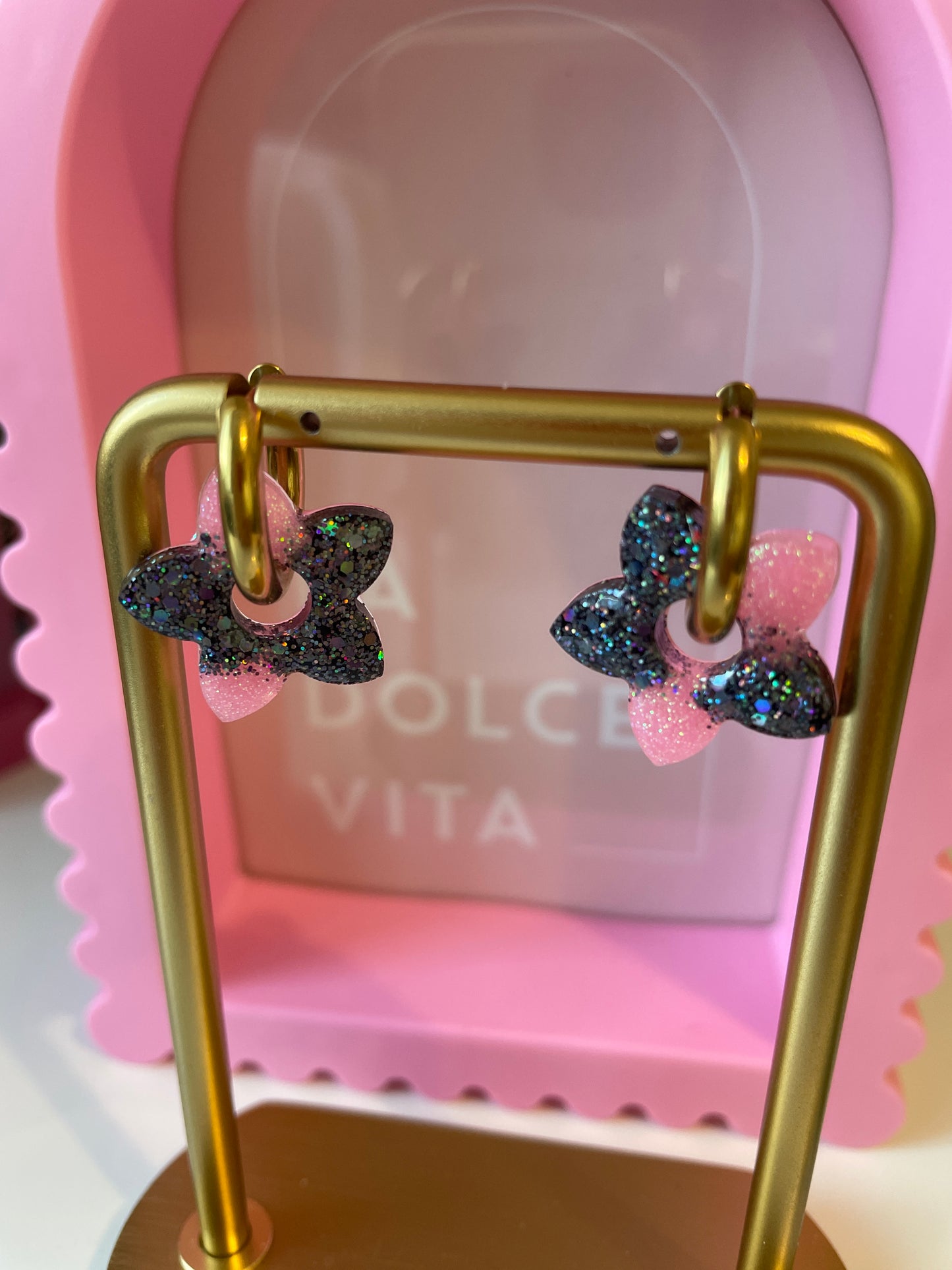 Alma – Boucles d'oreilles Fleur de Tiaré Résine & Paillettes