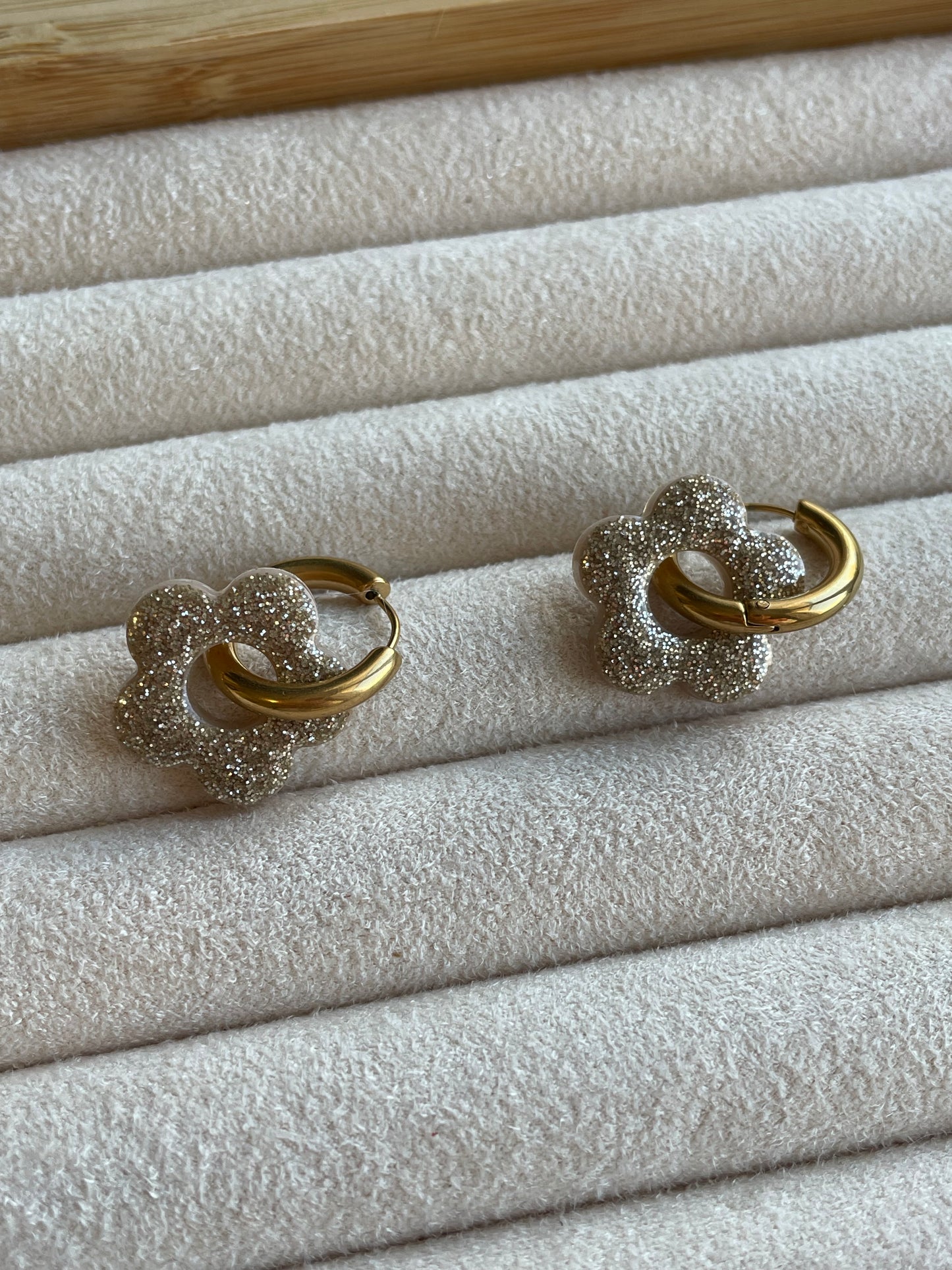 Gina – Boucles d'oreilles Fleur Résine Fait Main