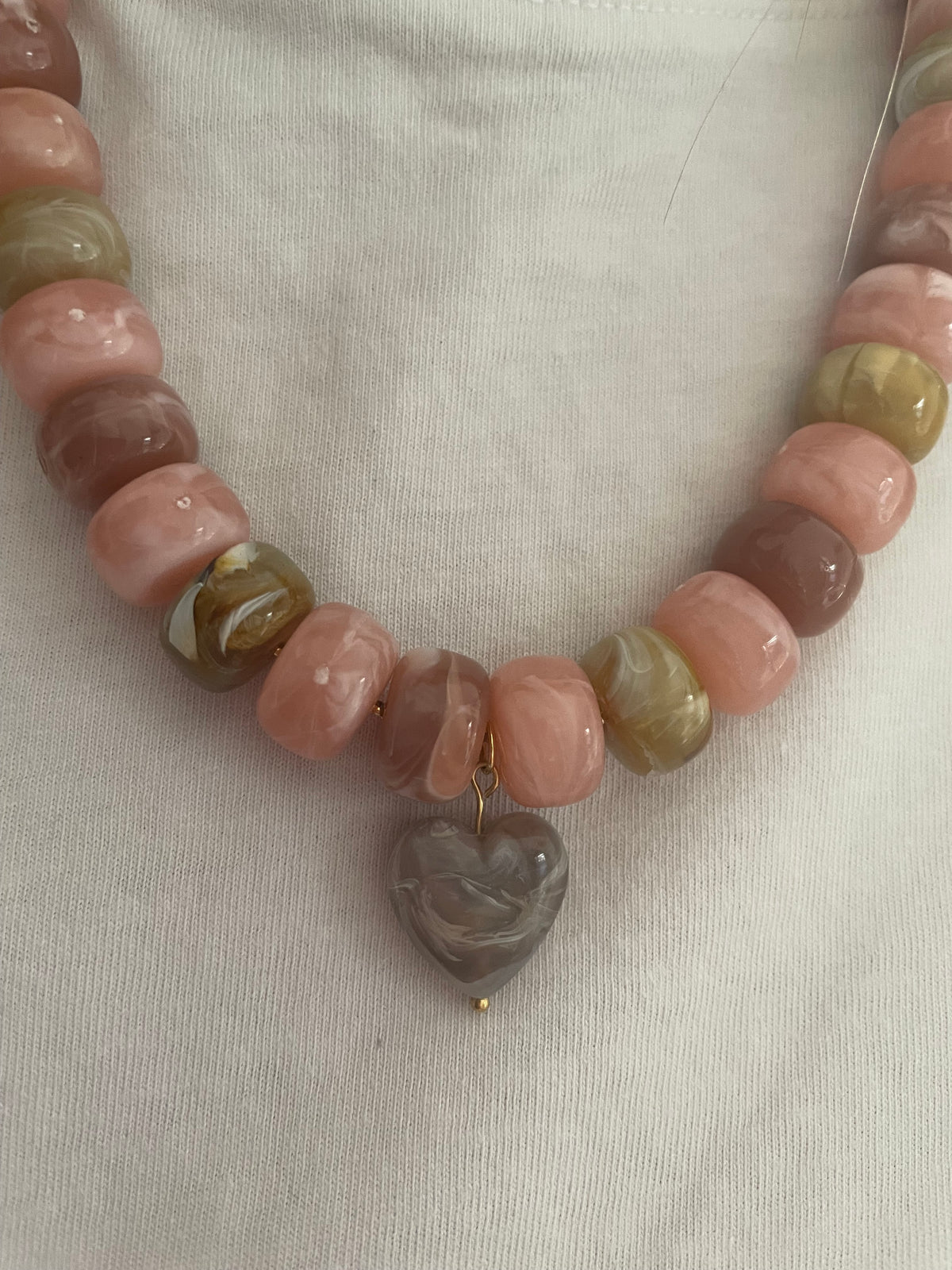 Collier New Paloma – Cœur résine et perles acrylique