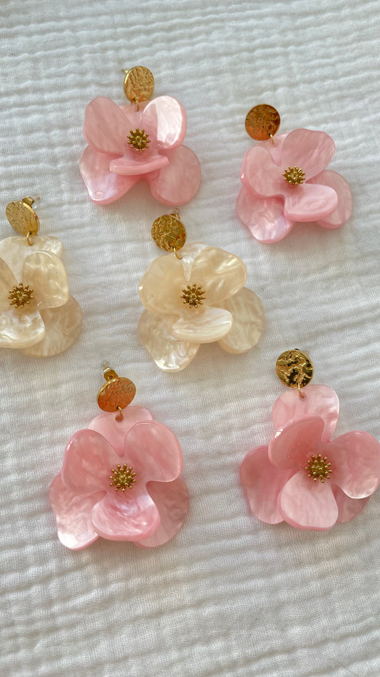 Maggie – Boucles d'oreilles Fleur Acrylique & Clou Doré Martelé