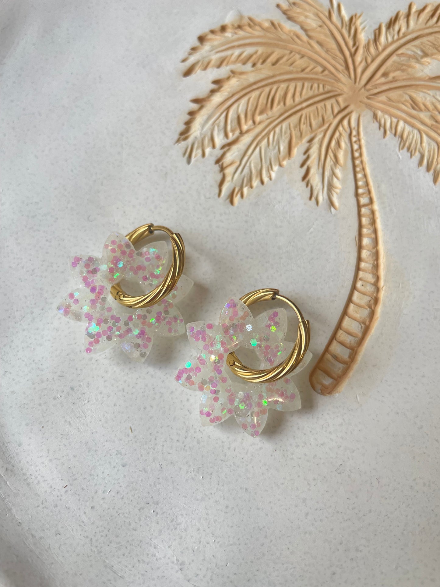 Juliette – Charm Fleur Résine sur Créoles Torsadées | Julaè Bijoux