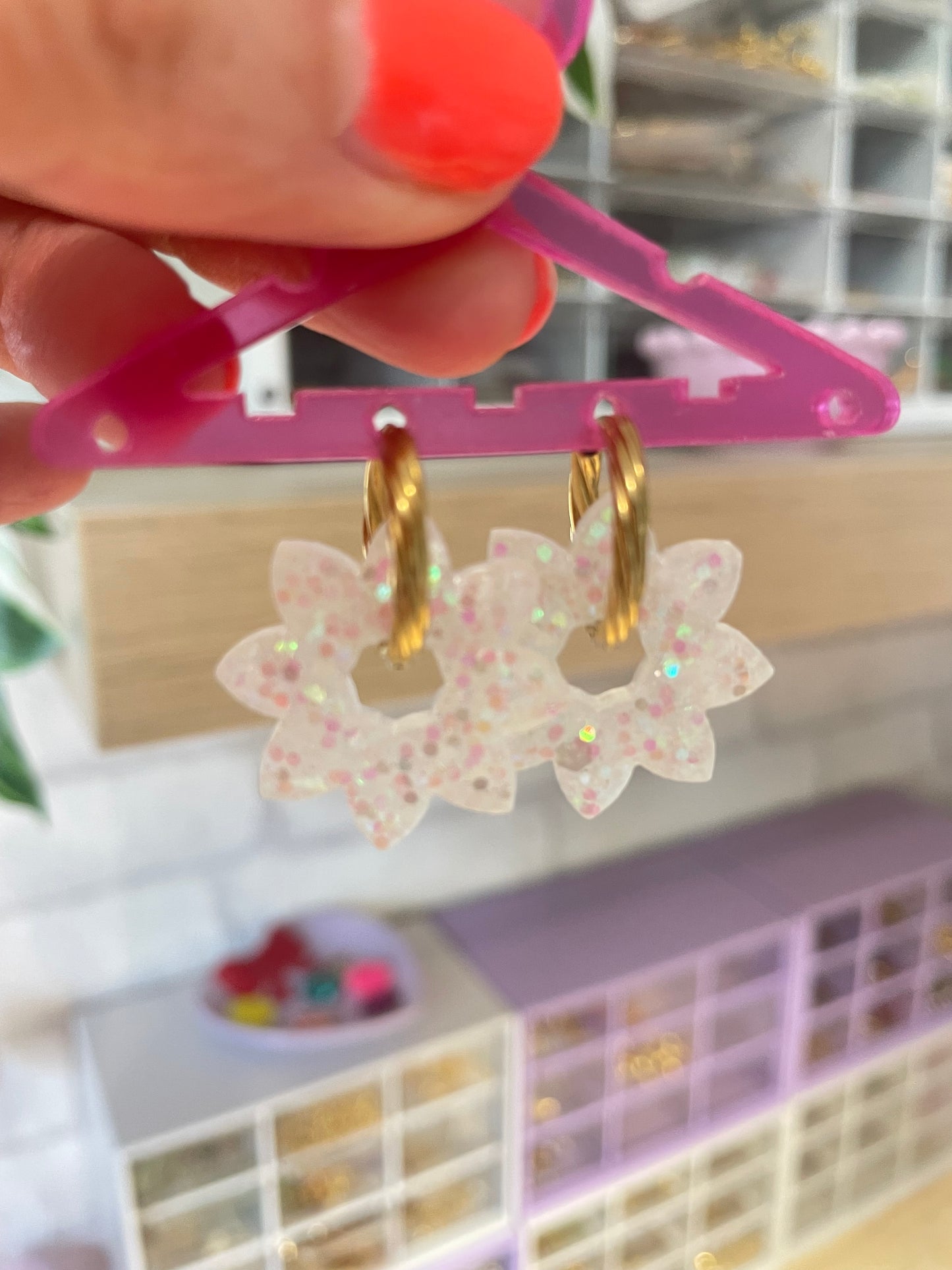 Juliette – Charm Fleur Résine sur Créoles Torsadées | Julaè Bijoux
