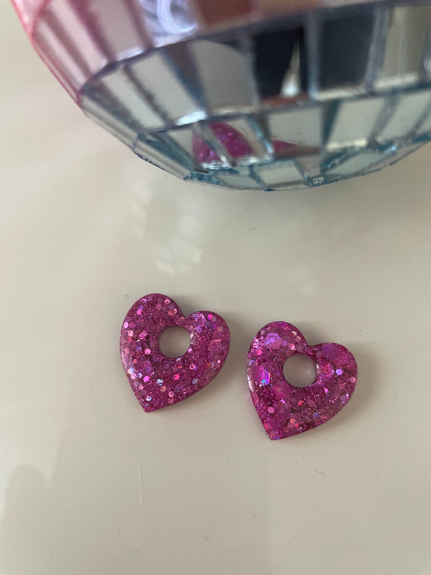 Paulette – Charms Cœur Résine & Paillettes Fait Main