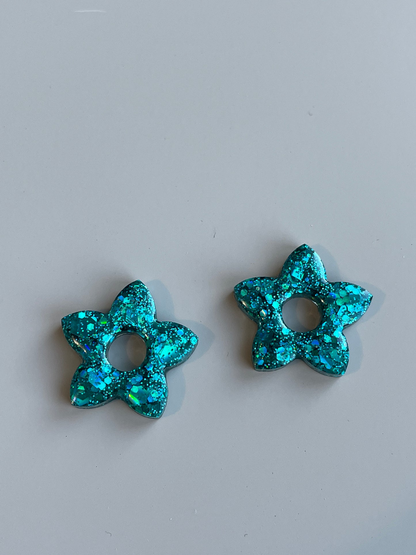 Alma – Boucles d'oreilles Fleur de Tiaré Résine & Paillettes