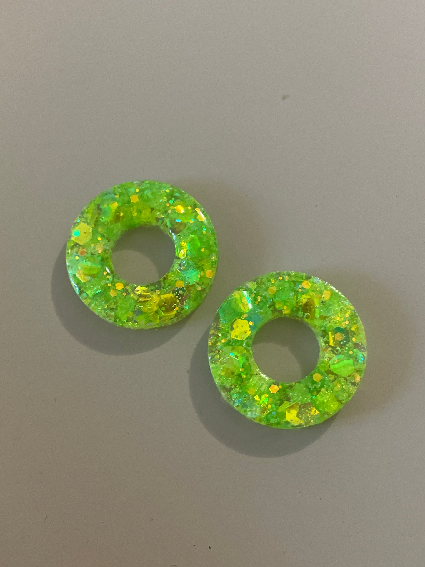 Bridget – Boucles d'oreilles Créoles Dorées & Paillettes