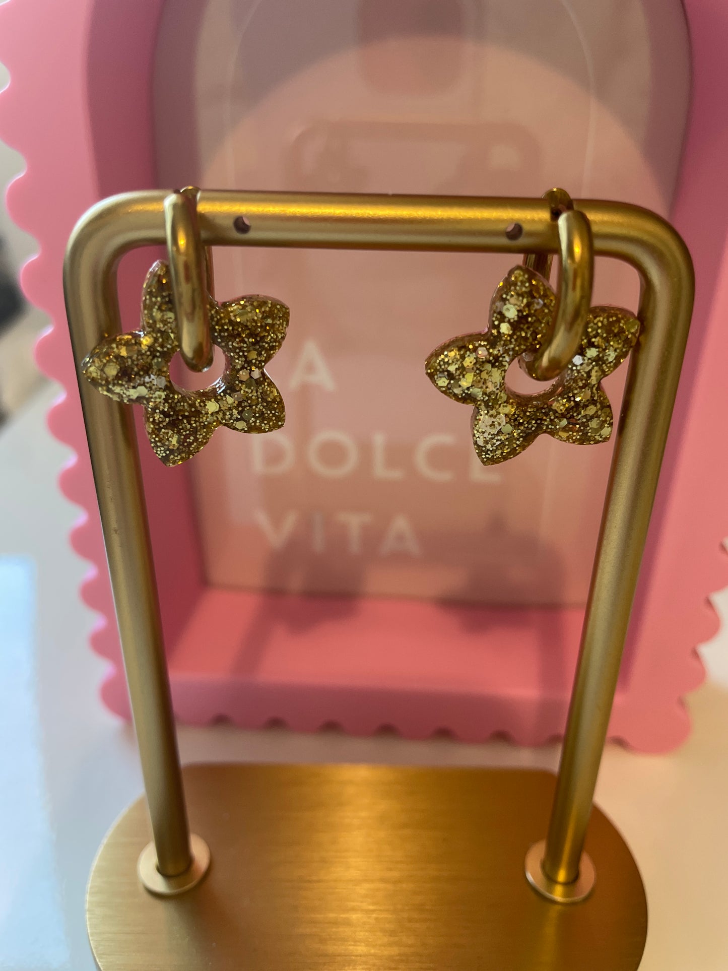 Alma – Boucles d'oreilles Fleur de Tiaré Résine & Paillettes