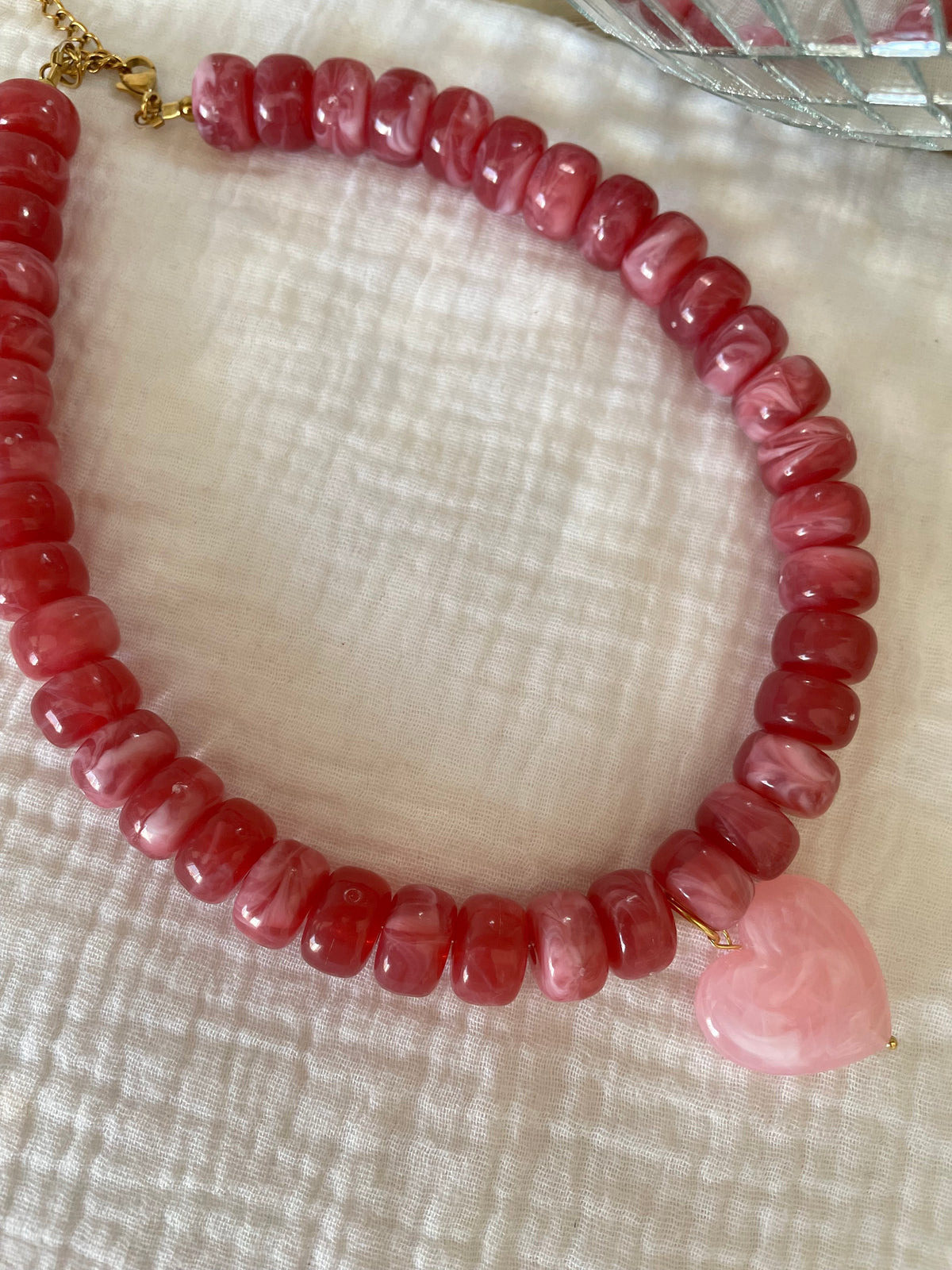 Collier Charlie - perles marbrées et cœur en résine
