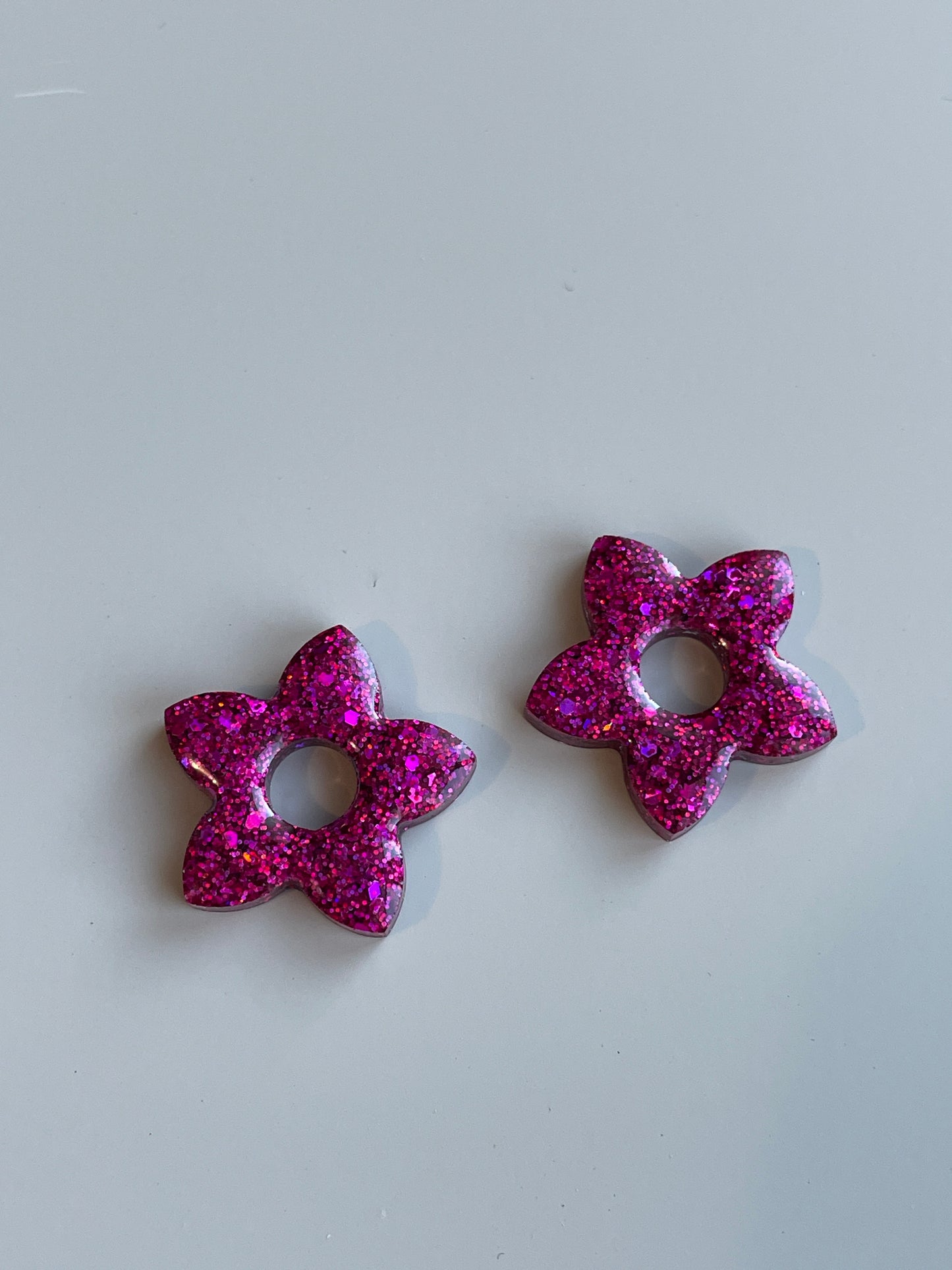 Alma – Boucles d'oreilles Fleur de Tiaré Résine & Paillettes