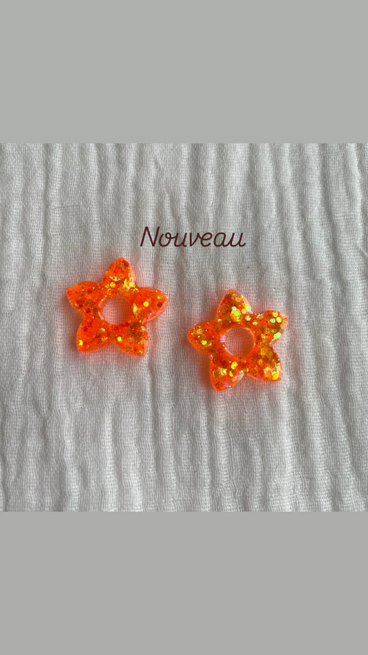 Alma – Boucles d'oreilles Fleur de Tiaré Résine & Paillettes