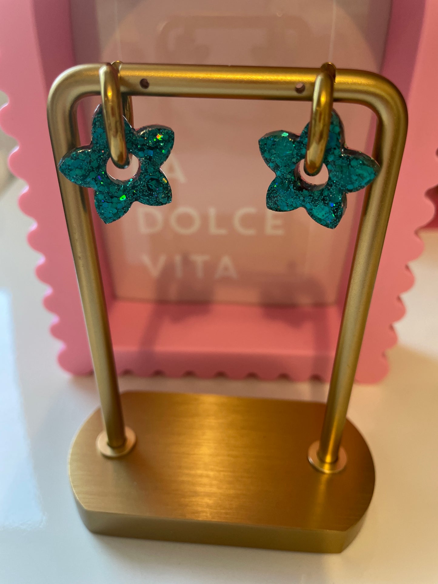 Alma – Boucles d'oreilles Fleur de Tiaré Résine & Paillettes