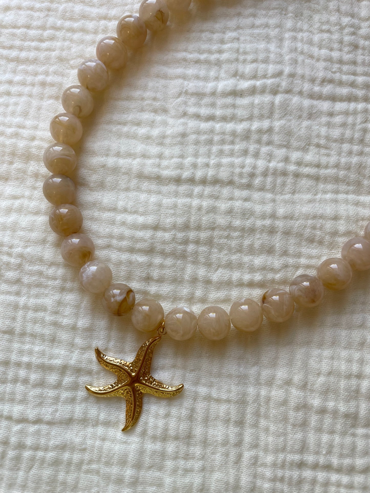 Collier Aventure – 5 variantes-Perles Acryliques Marbrées & Pendentifs Laiton Doré