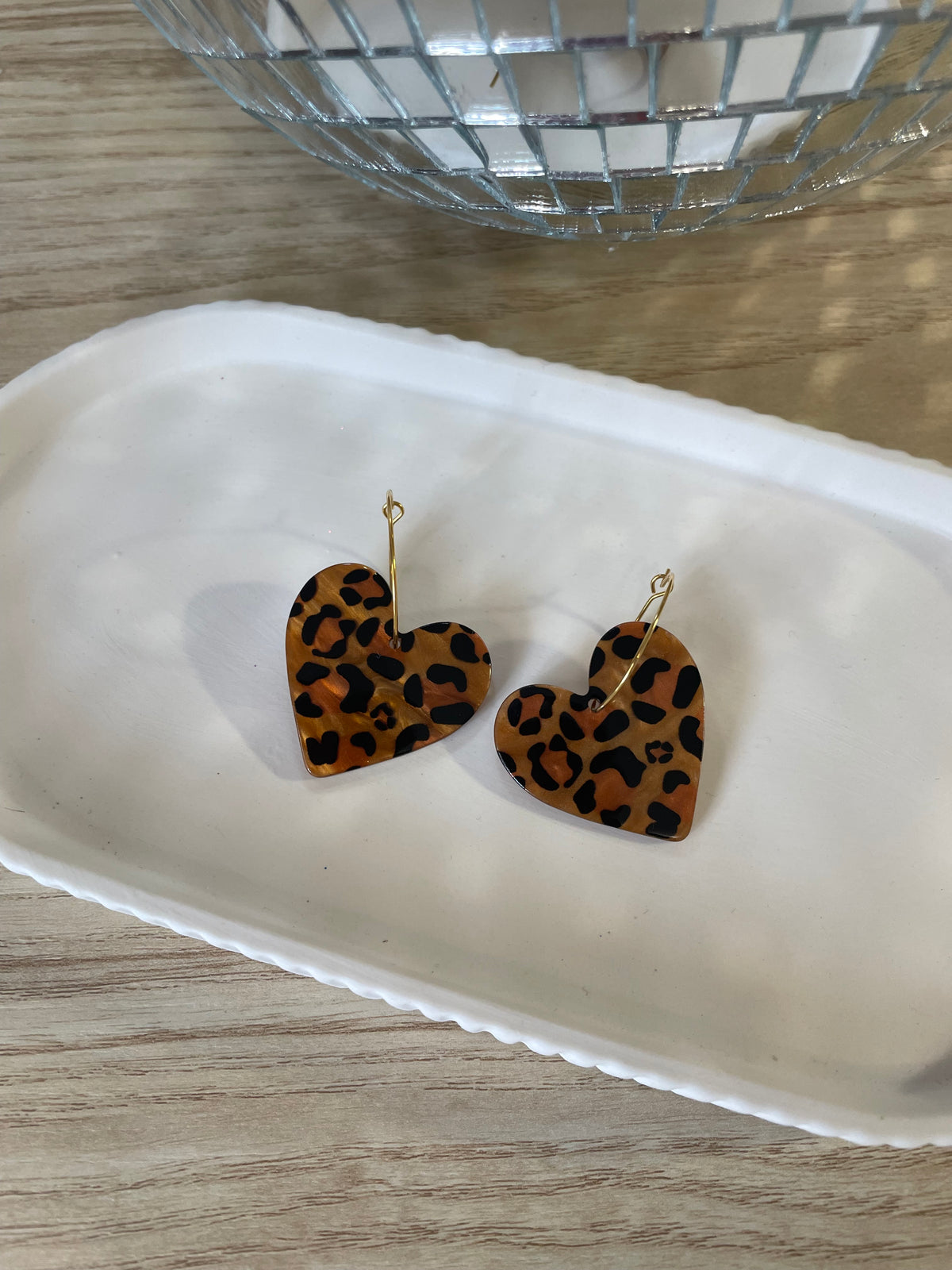 Alexis – Créoles Cœur Résine Motif Léopard | Julaè Bijoux