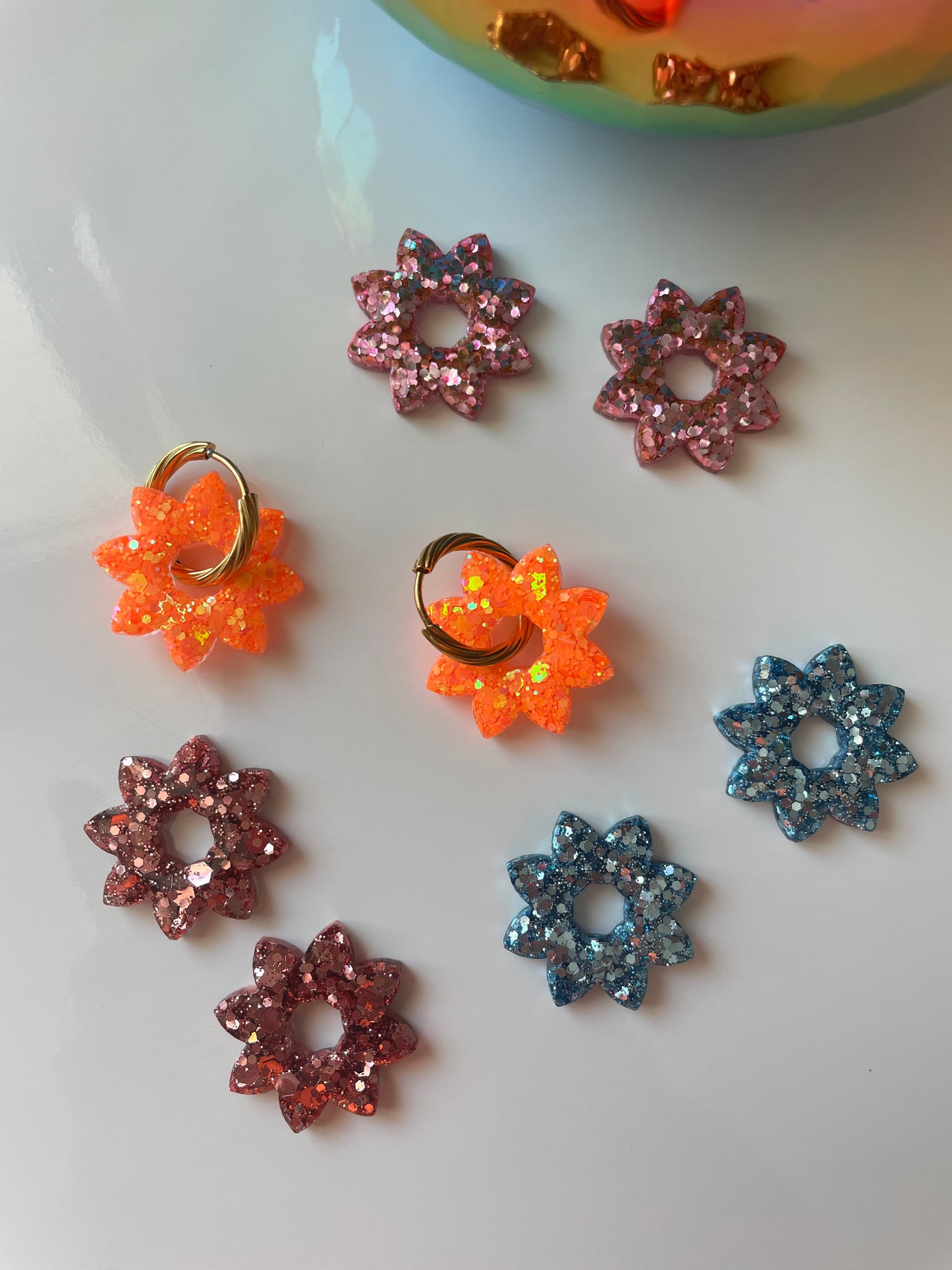 Juliette – Charm Fleur Résine sur Créoles Torsadées | Julaè Bijoux