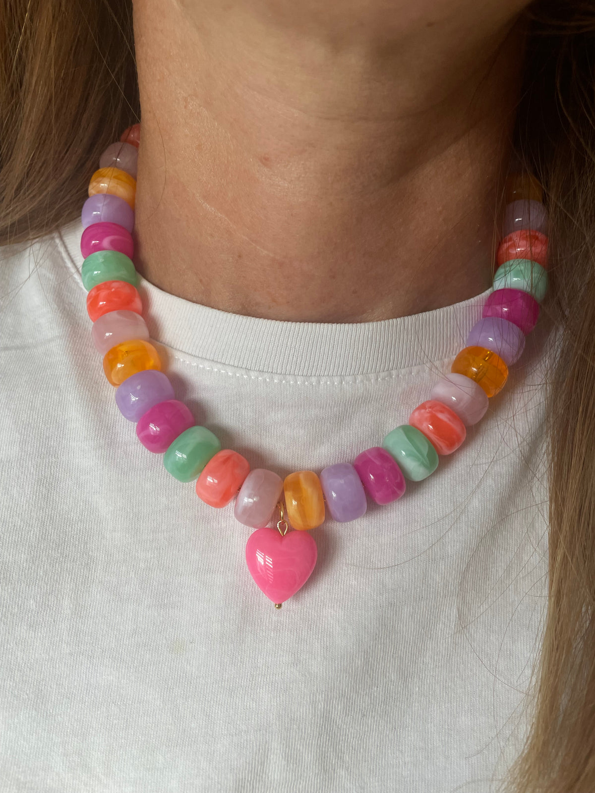 Collier New Paloma – Cœur résine et perles acrylique