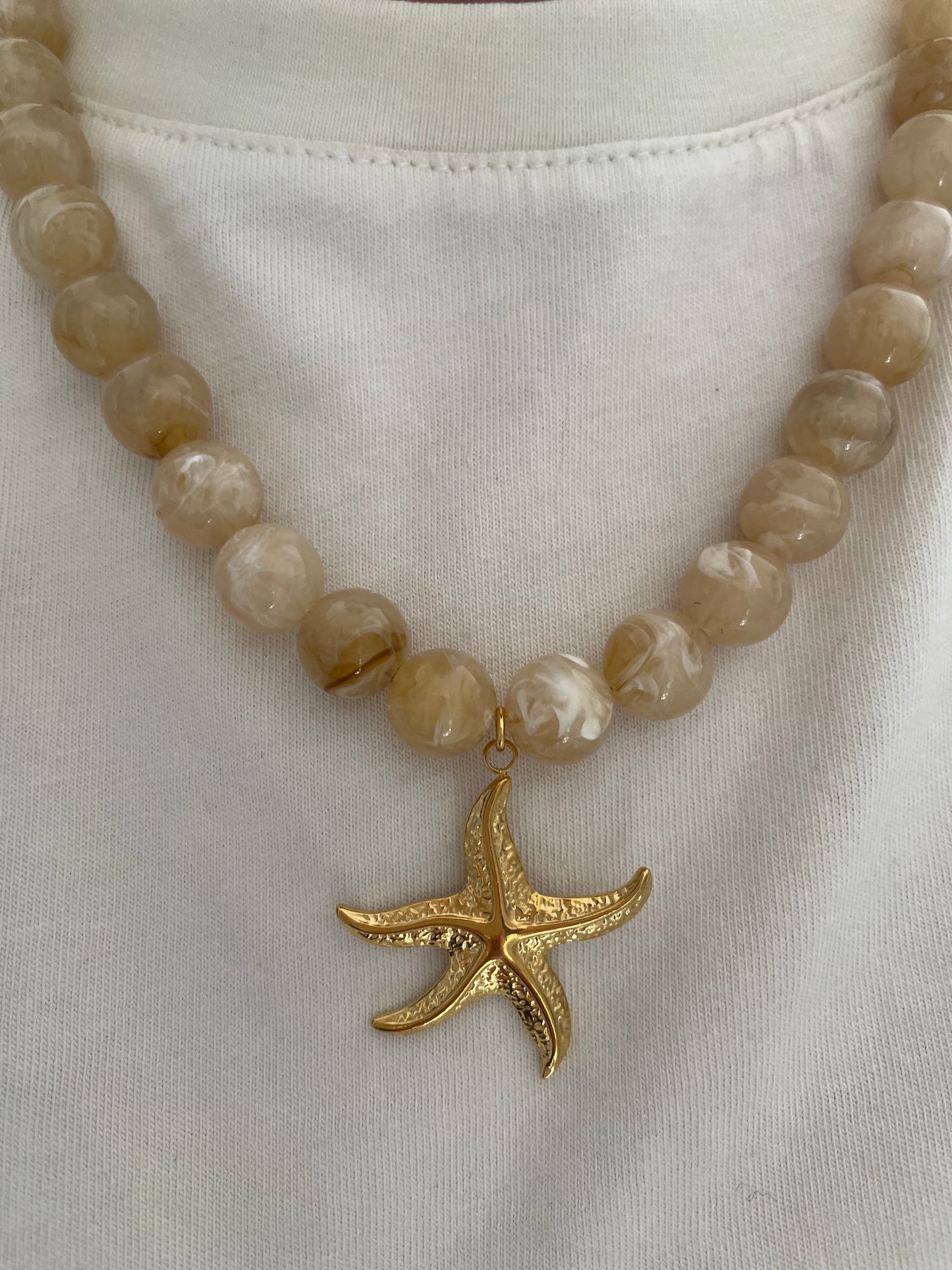 Collier Aventure – 5 variantes-Perles Acryliques Marbrées & Pendentifs Laiton Doré