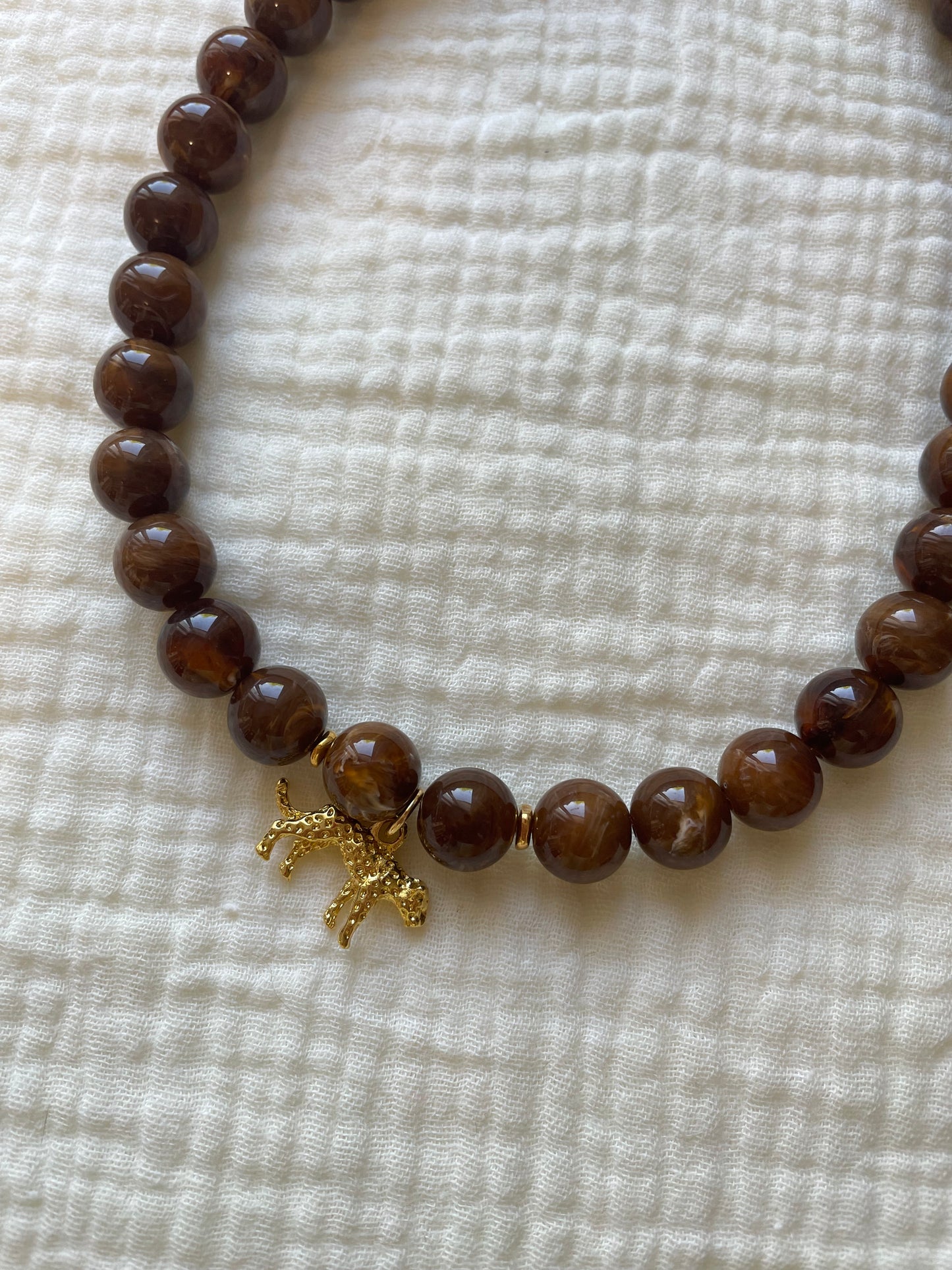 Collier Aventure – 5 variantes-Perles Acryliques Marbrées & Pendentifs Laiton Doré