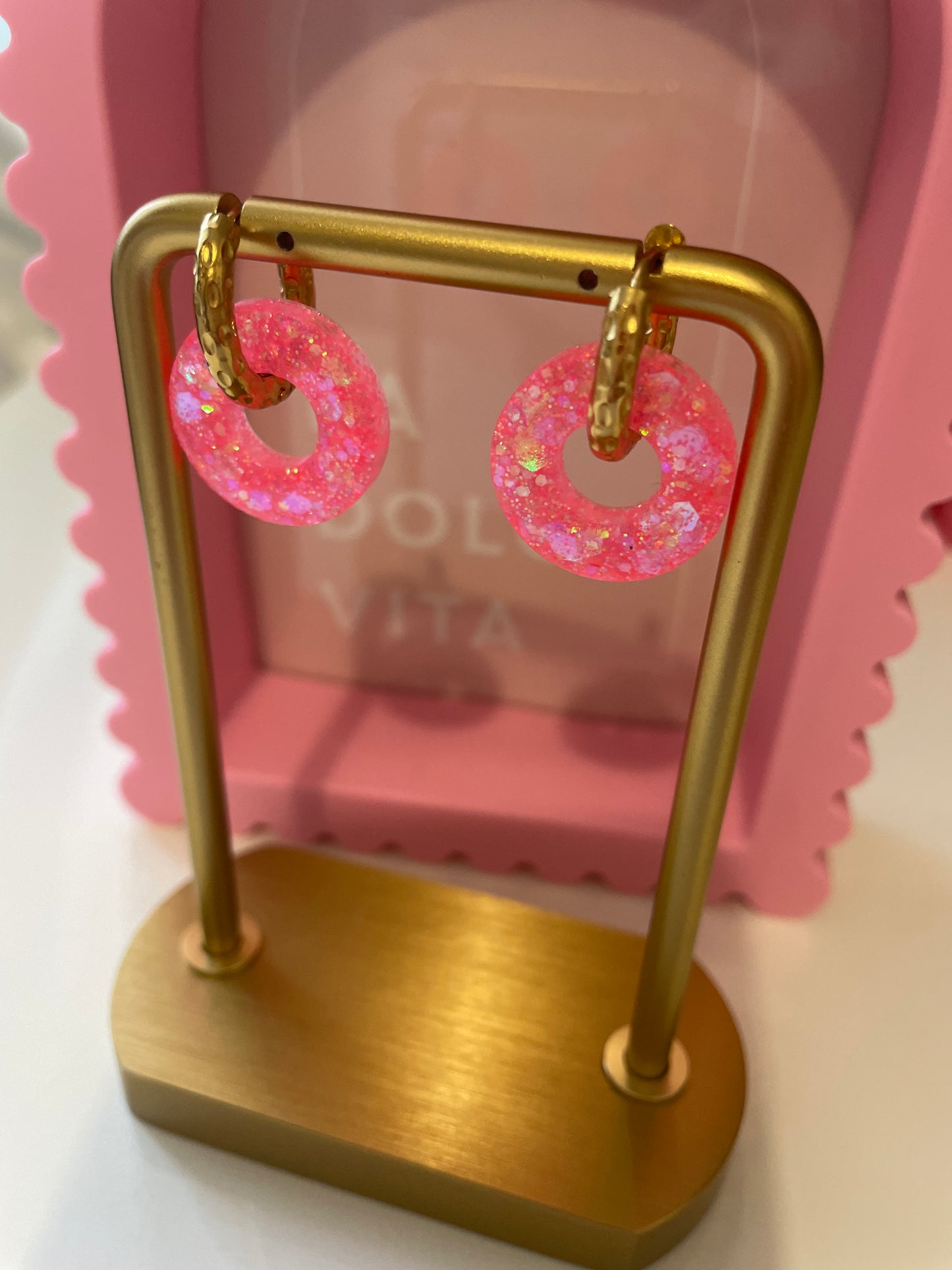 Bridget – Boucles d'oreilles Créoles Dorées & Paillettes