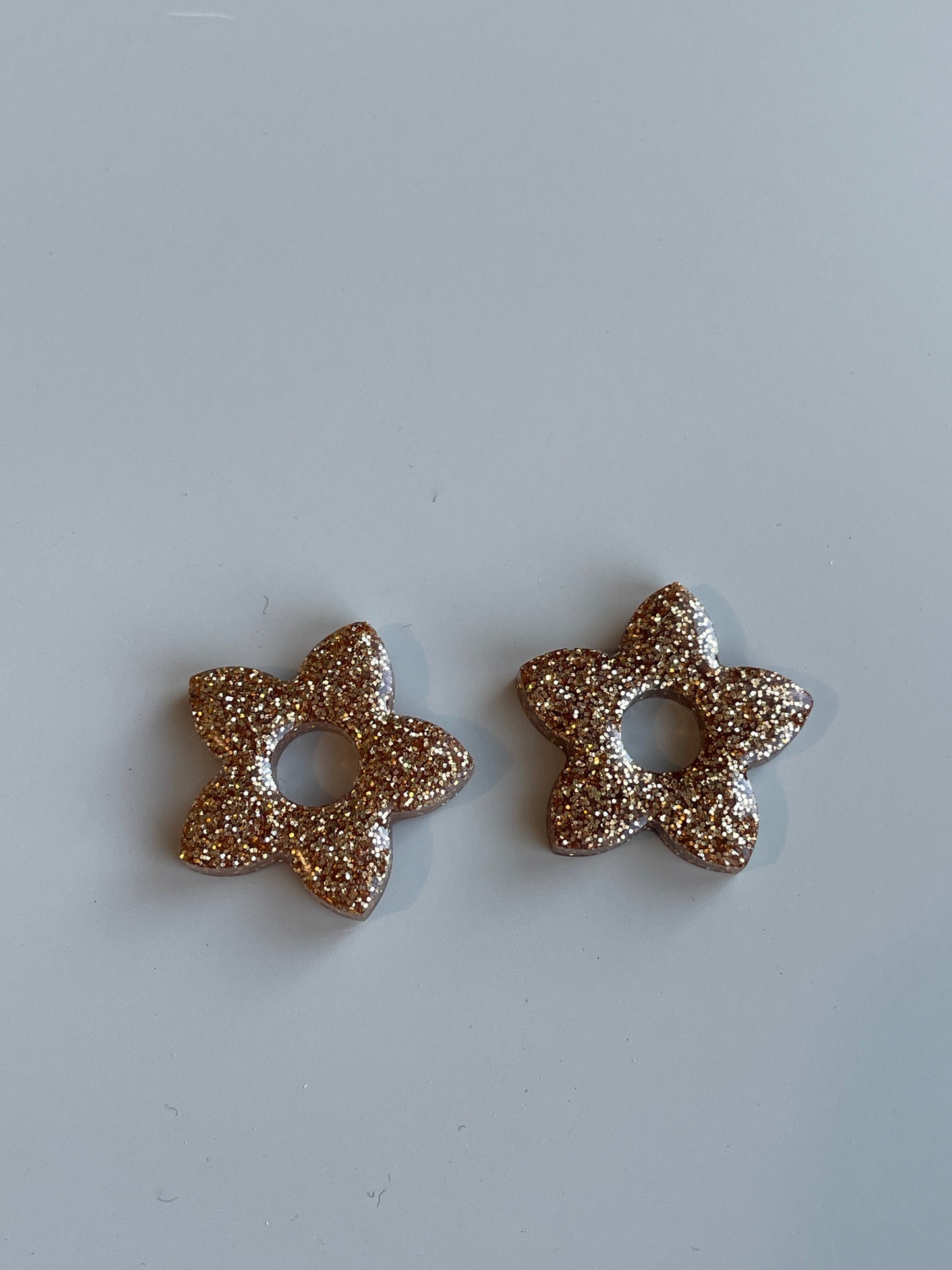 Alma – Boucles d'oreilles Fleur de Tiaré Résine & Paillettes