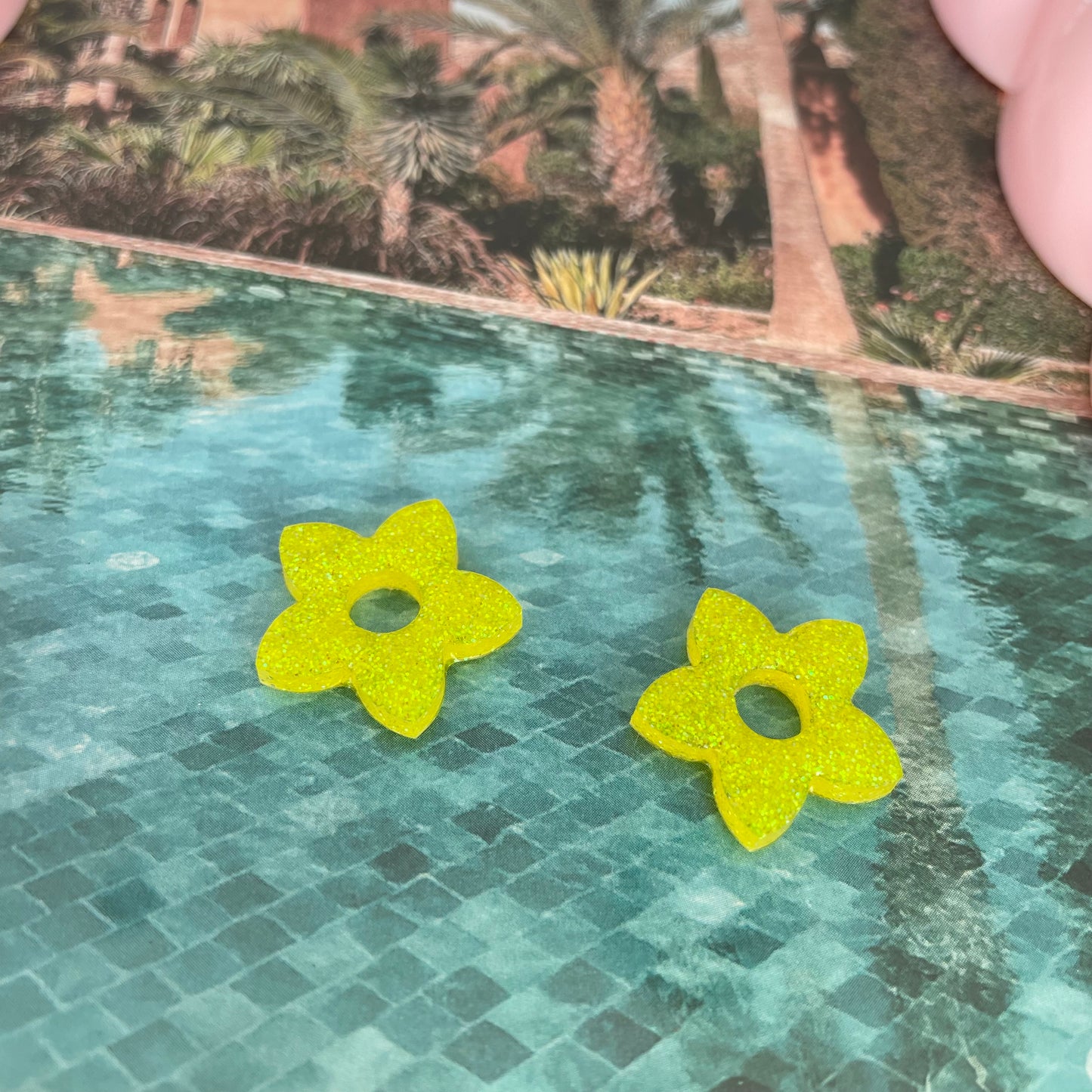 Alma – Boucles d'oreilles Fleur de Tiaré Résine & Paillettes